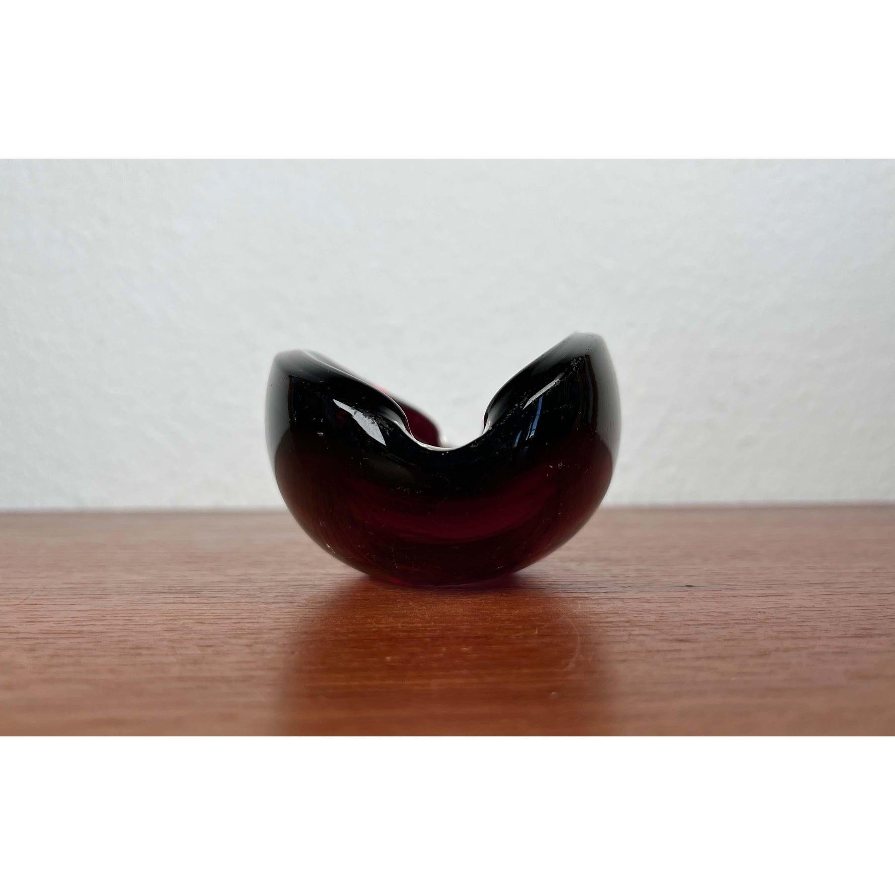 Cenicero vintage de vidrio artístico en rojo, años 70 en Bueno estado para la venta en Hamburg, DE