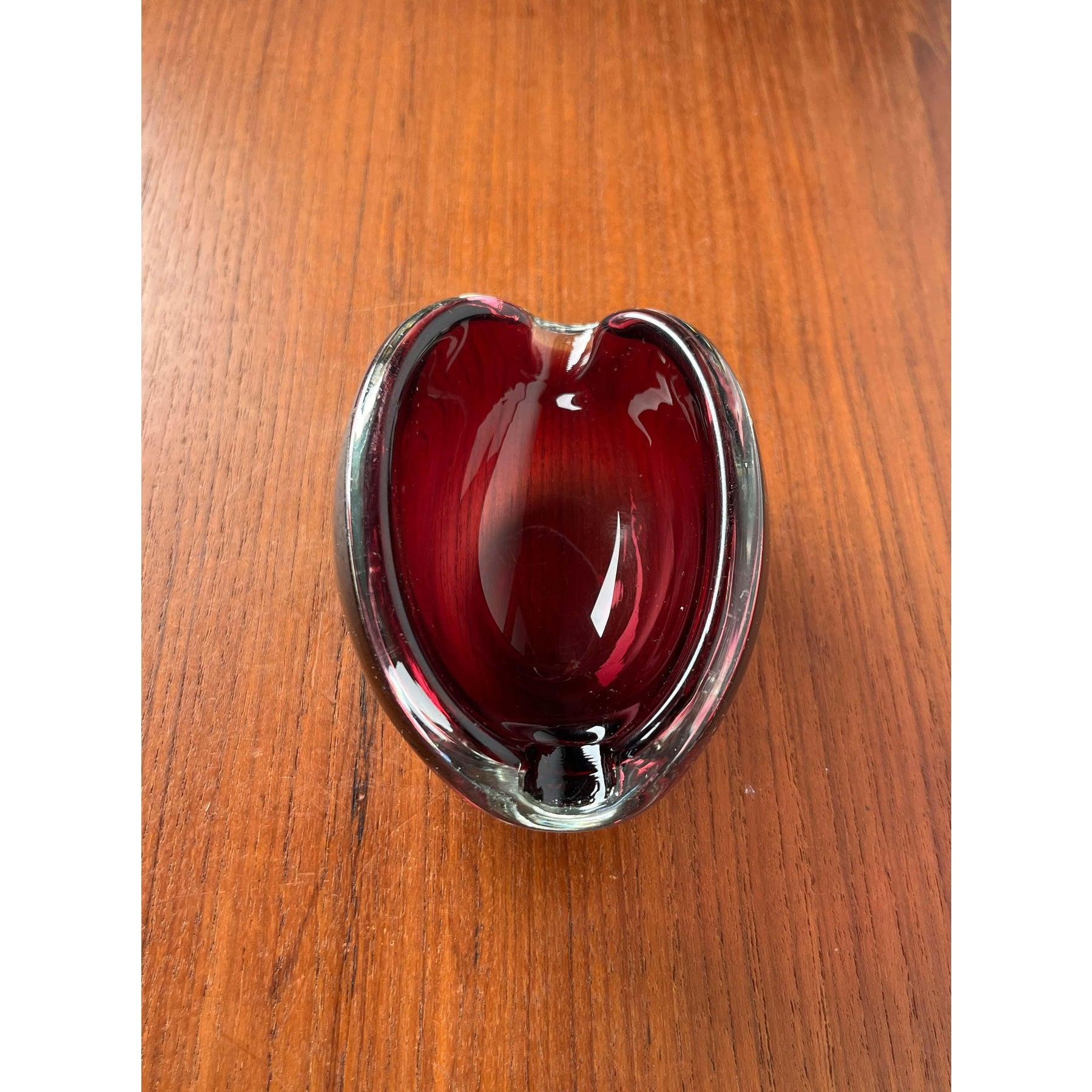 Cenicero vintage de vidrio artístico en rojo, años 70 Vidrio en venta