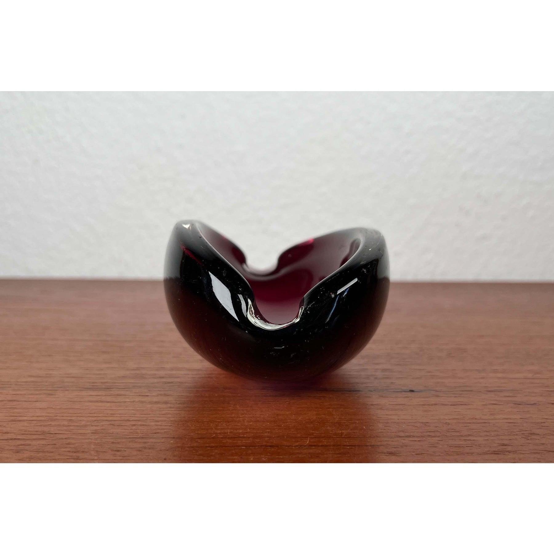 Cenicero vintage de vidrio artístico en rojo, años 70 en venta 1