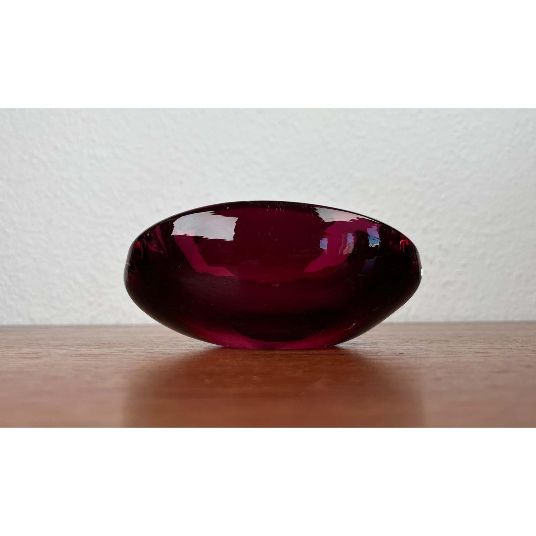 Cenicero vintage de vidrio artístico en rojo, años 70 en venta 2