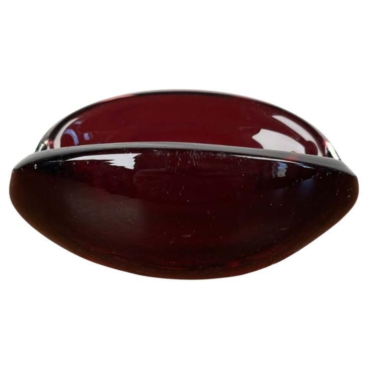 Cenicero vintage de vidrio artístico en rojo, años 70 en venta