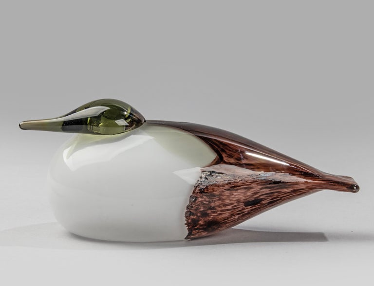 A lovely art glass bird, made by Nuutajärvi Notsjõ, designed by Oiva Taikko. 
This bird has a beautiful composition of colors. Signed on the bottom and original label. 
In very good condition.