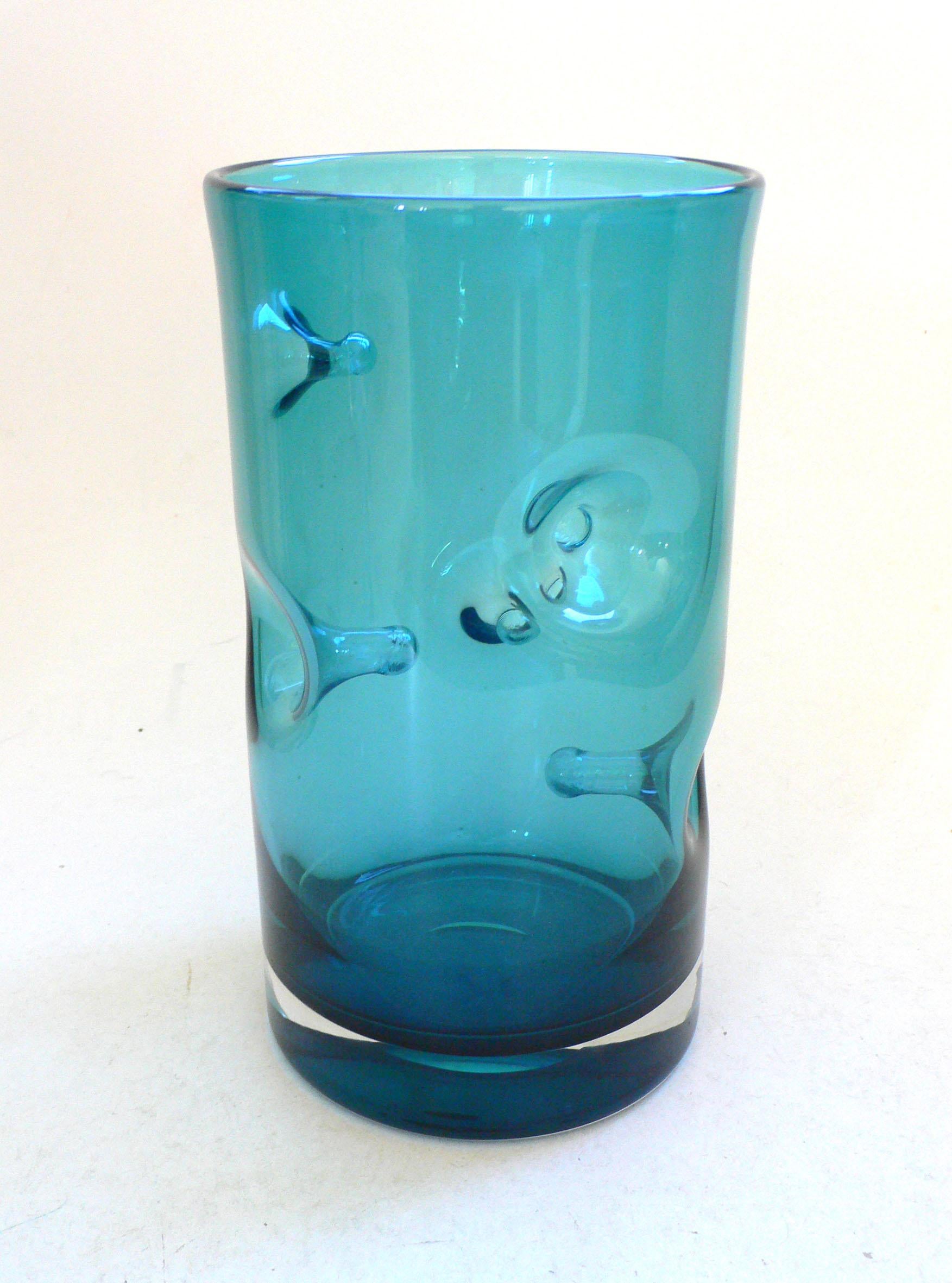 Magnifique vase en verre d'art bleu à téton pincé des années 1960. Soufflé à la main et fabriqué en Belgique. Pas de marque ni de signature. 23 cm de haut x 13 cm de diamètre. Très bon état, pas d'imperfections. 23cm x 13cm x 13cm.
