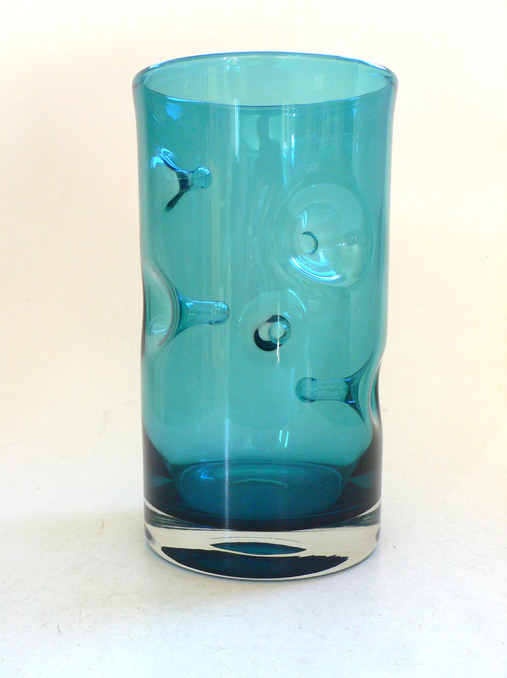 Mid-Century Modern Vase d'art bleu soufflé à la main pincé Nipple, Belgique, années 1960 en vente