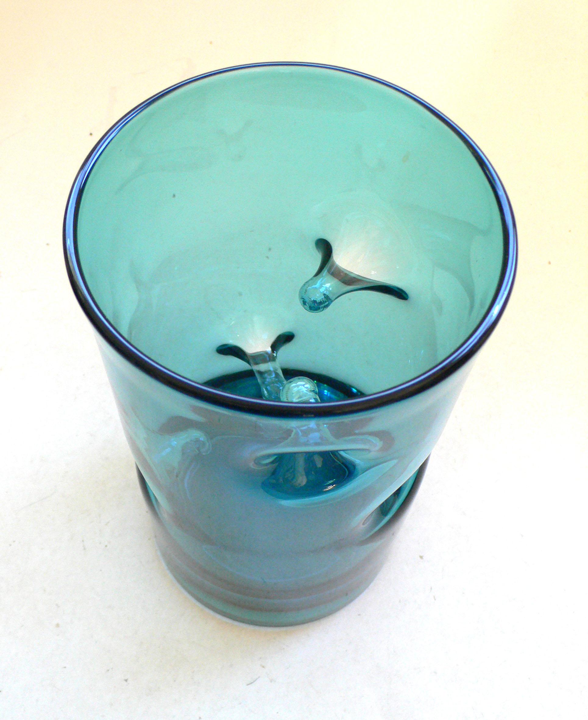 Blaue mundgeblasene Nipple-Vase aus Vintage-Kunstglas, genagelt, 1960er Jahre, Belgien im Zustand „Hervorragend“ im Angebot in Oud-Turnhout, VAN
