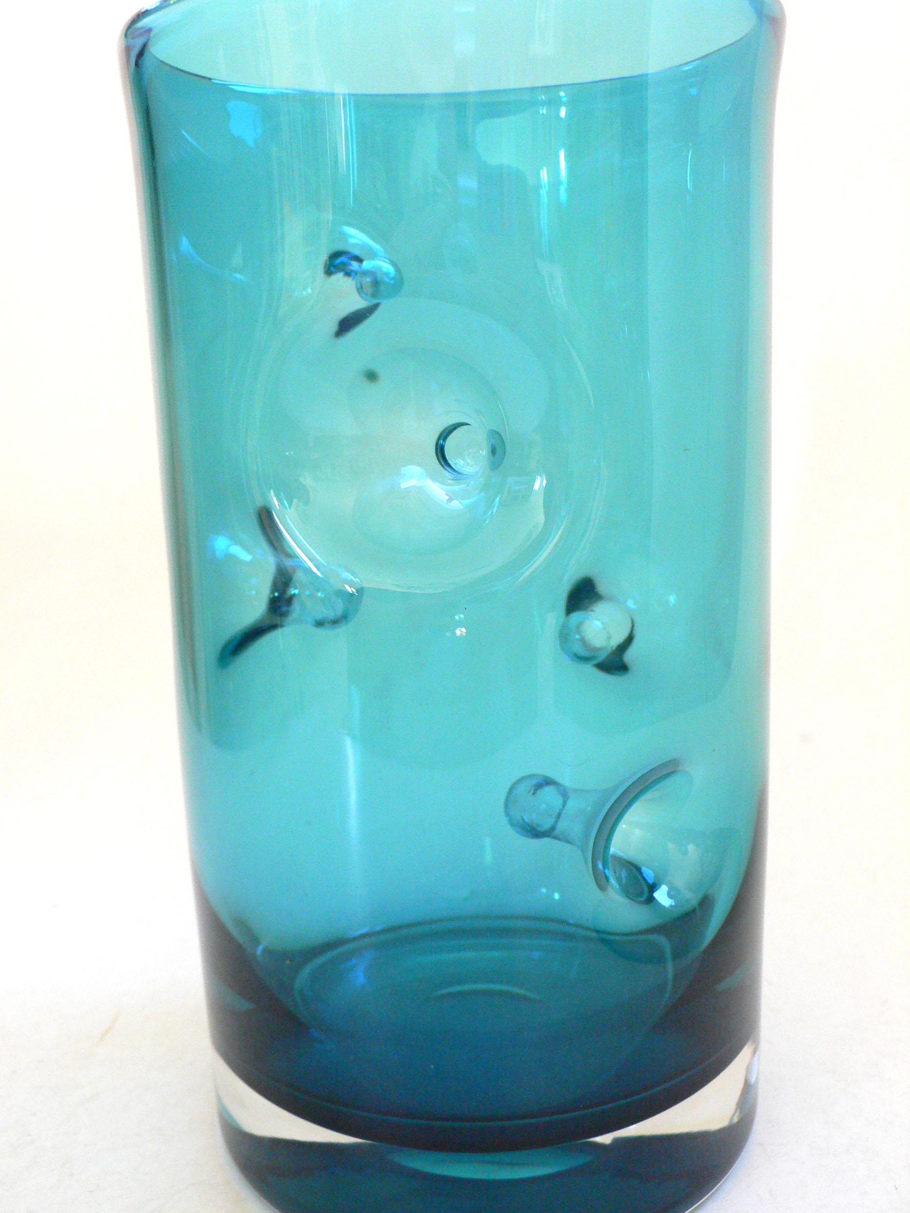 Milieu du XXe siècle Vase d'art bleu soufflé à la main pincé Nipple, Belgique, années 1960 en vente