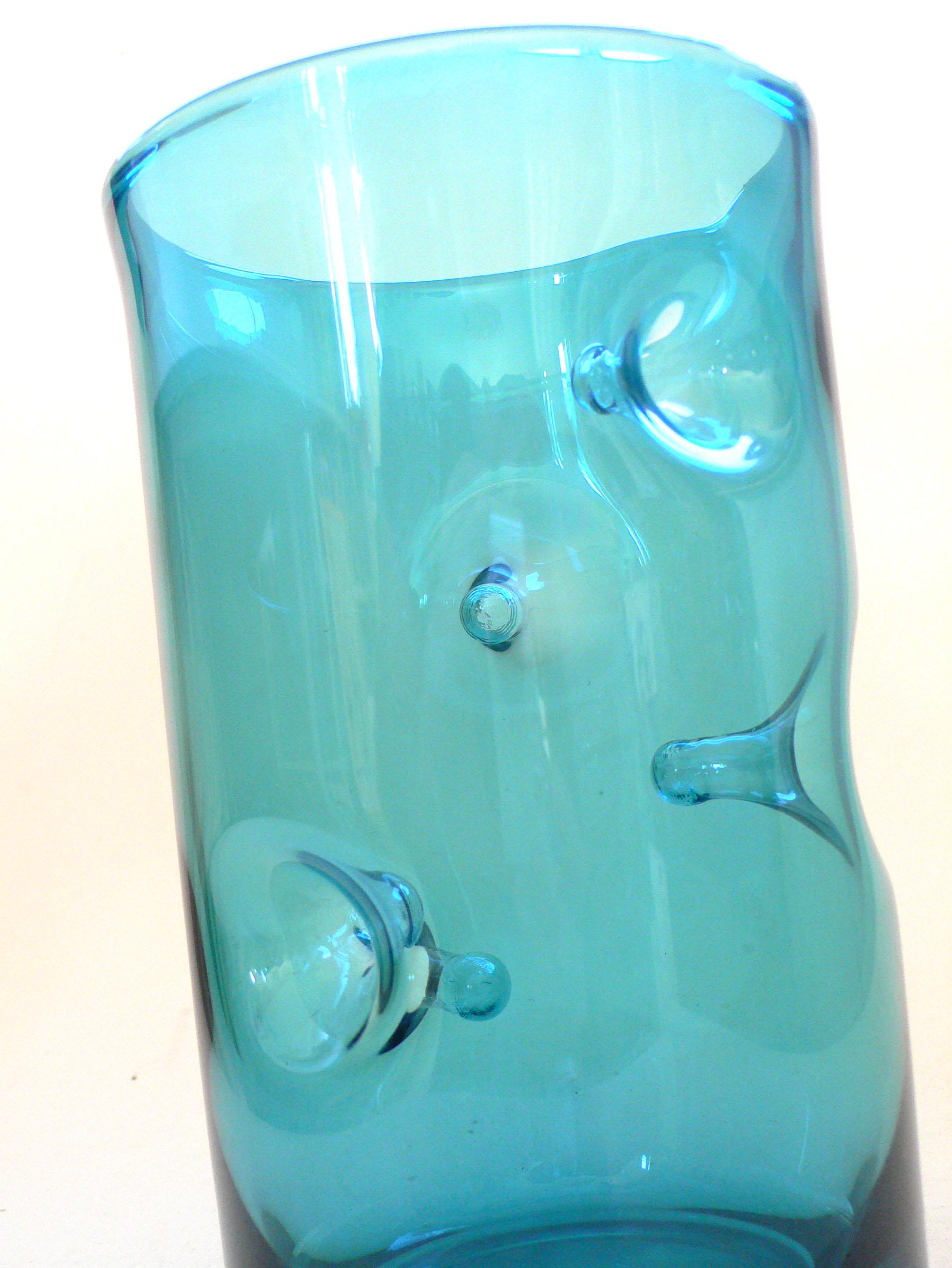 Verre Vase d'art bleu soufflé à la main pincé Nipple, Belgique, années 1960 en vente