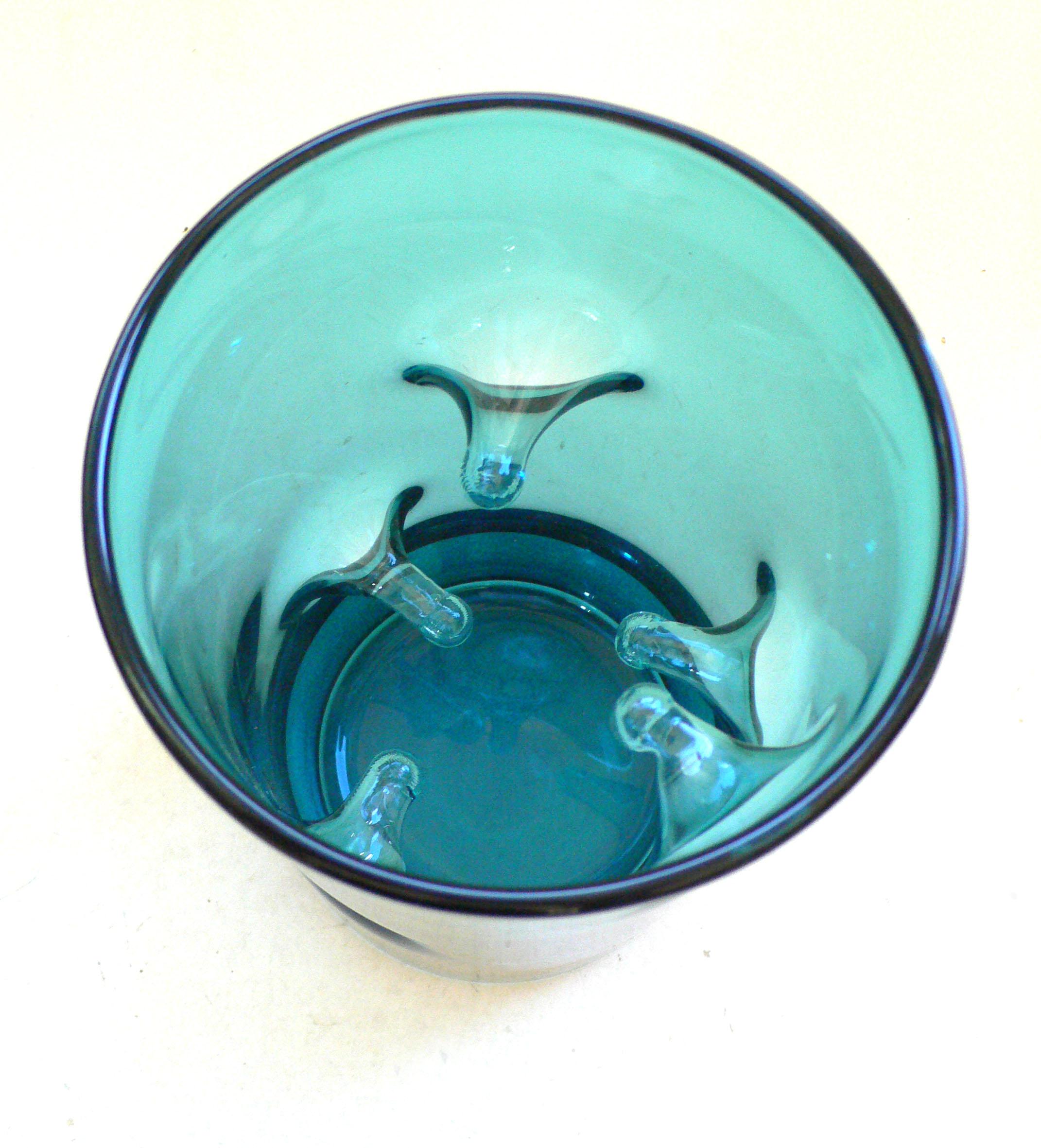 Blaue mundgeblasene Nipple-Vase aus Vintage-Kunstglas, genagelt, 1960er Jahre, Belgien im Angebot 1