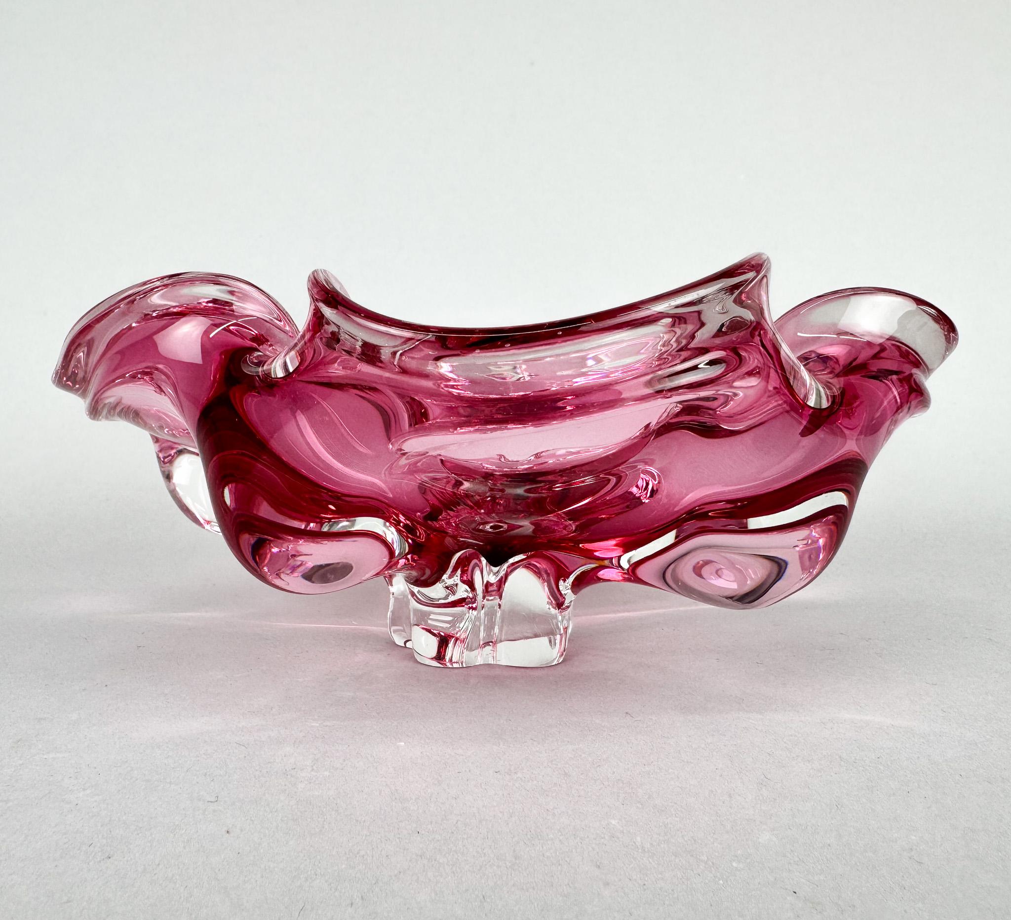 Coupe en verre d'art conçue par Josef Hospodka en Tchécoslovaquie dans les années 1960 et produite par la célèbre verrerie Chribska. Bon état vintage. 