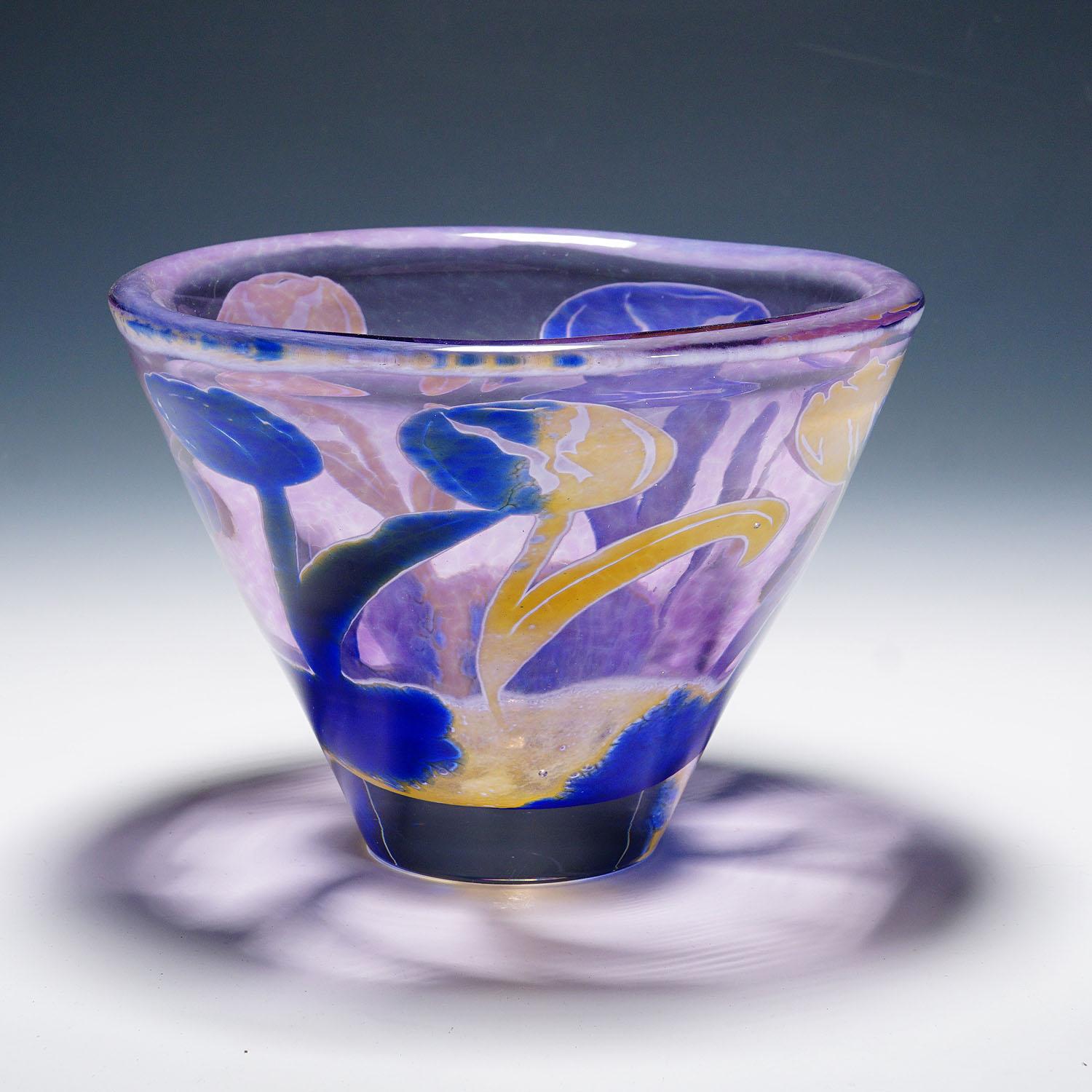 Bol en verre d'art « Tolpan » d'Abraham Gate 2006

Un lourd bol en verre d'art bleu, jaune et violet avec une couche transparente. Conçu par Astrid Gate et réalisé dans la verrerie de Johansors en 2006. Verre transparent avec un décor gravé en