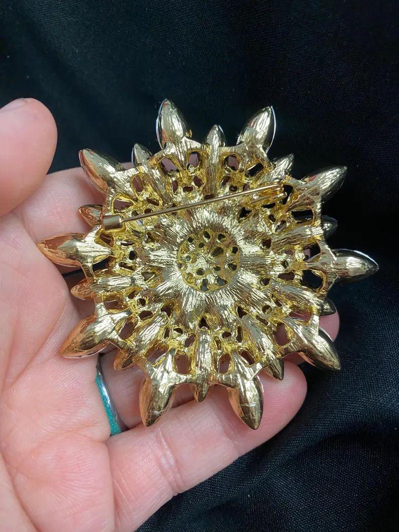 Modernista Vintage Art Glass Evil Eye Golden Marquise Crystal Statement Spilla di dichiarazione in vendita