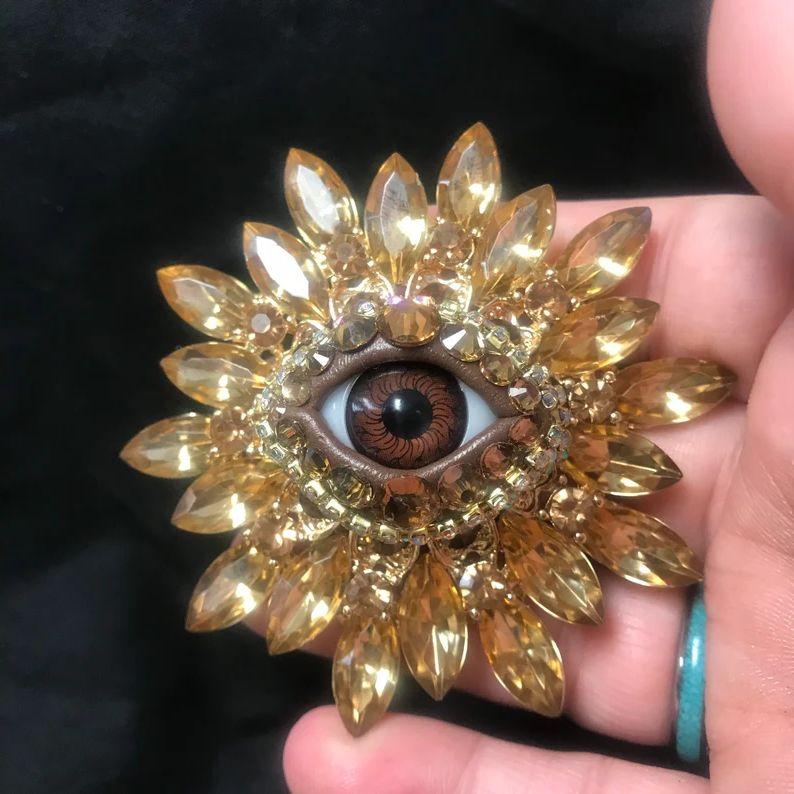 Taglio marquise Vintage Art Glass Evil Eye Golden Marquise Crystal Statement Spilla di dichiarazione in vendita