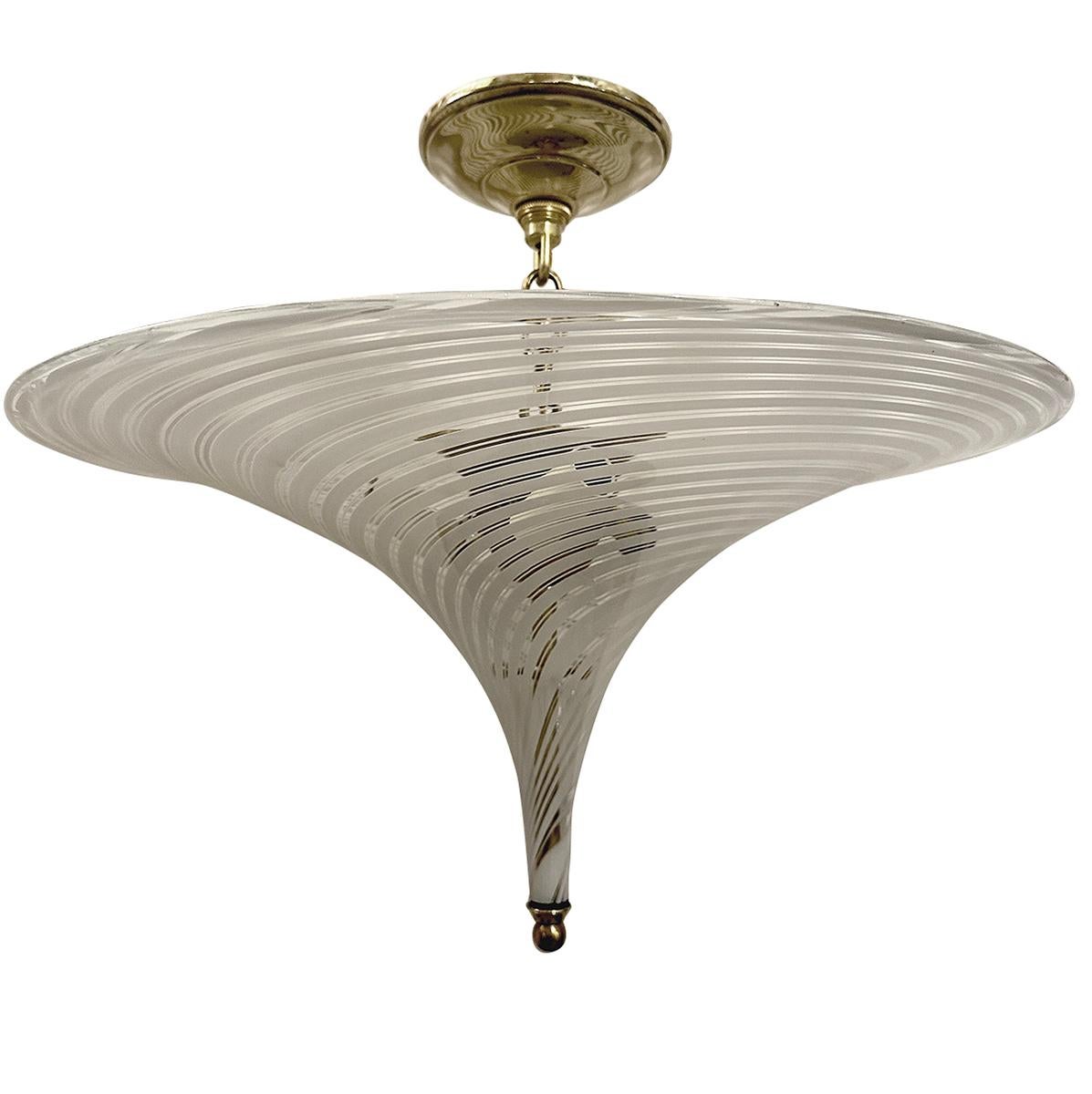 Un luminaire en verre soufflé italien des années 1960 avec 3 lampes candélabres à l'intérieur.

Mesures :
Hauteur : 18