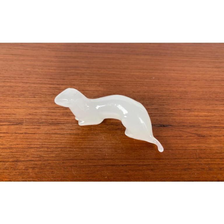 Figurine de loutre en verre d'art Vintage de Hadeland, Norvège, en très bon état. Conçue de 1980 à 1989 Cette pièce porte une marque d'attribution.

Informations complémentaires :
Matériaux : Verre
Pays d'origine : Norvège
Couleur : blanc
Type