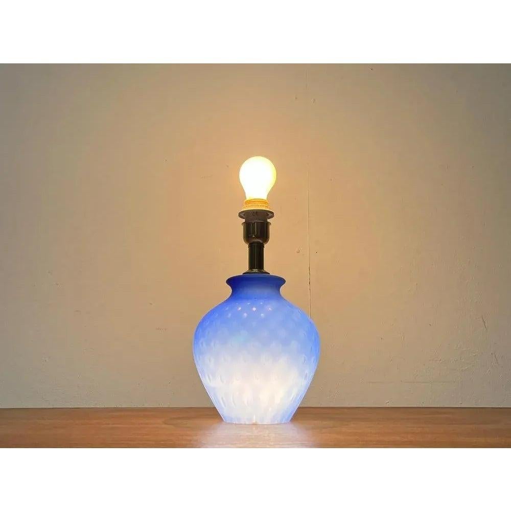 Lampe de table en verre d'art Vintage, en très bon état. Conçu de 1970 à 1979.

Le câblage de cet article peut être d'origine et nécessiter un remplacement, sauf indication contraire.

Informations complémentaires :
MATERIAL : Verre, métal
Couleur :