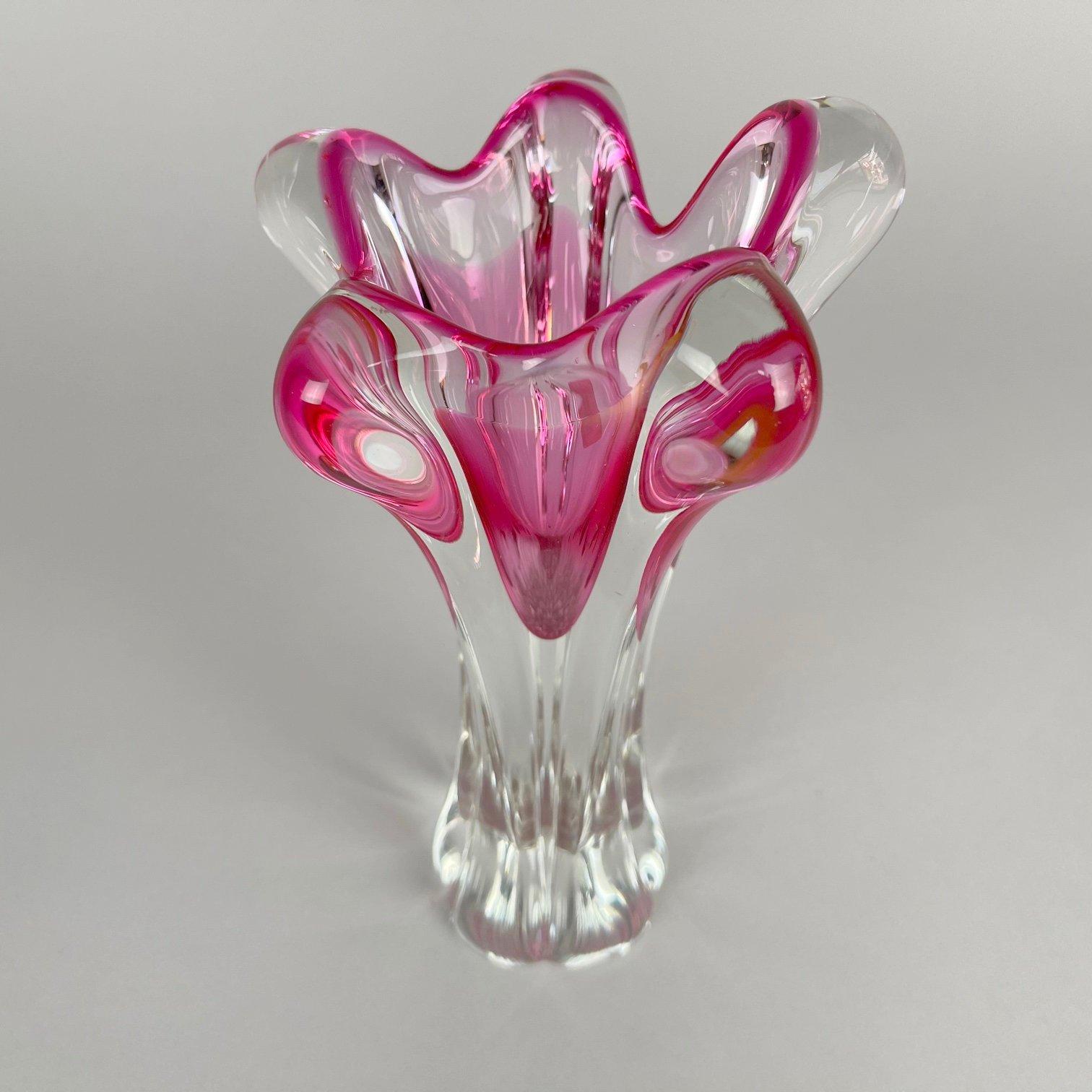 Vase en verre d'art conçu par Josef Hospodka en Tchécoslovaquie et produit par Chribska Glassworks dans les années 1960. Le vase porte l'étiquette originale de la verrerie Chribská.