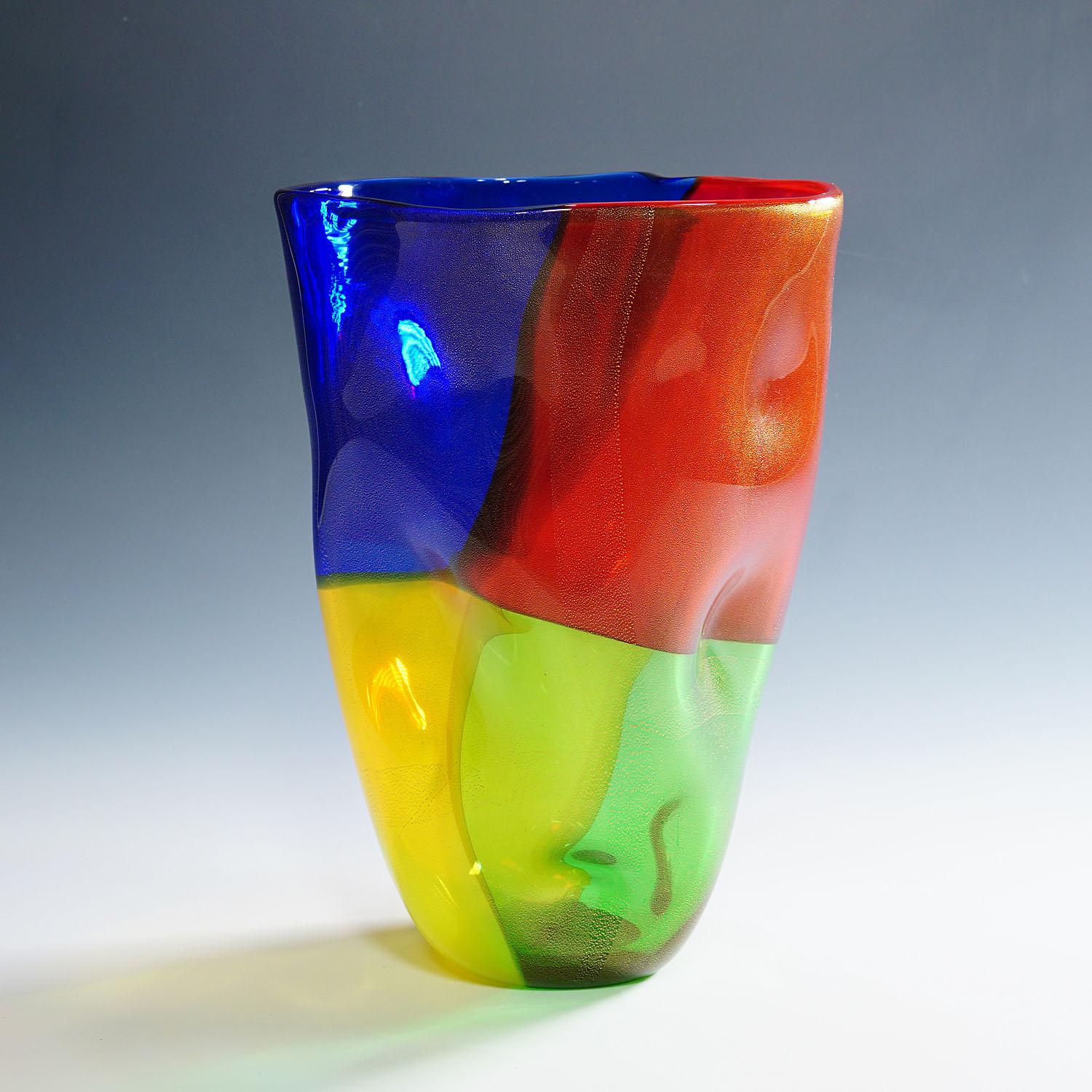 Vaso d'epoca in vetro artistico della serie 4 Quarti di Seguso Viro

Un grande vaso in vetro artistico a forma di sacchetto di carta (cartoccio). Il vaso fa parte della serie 