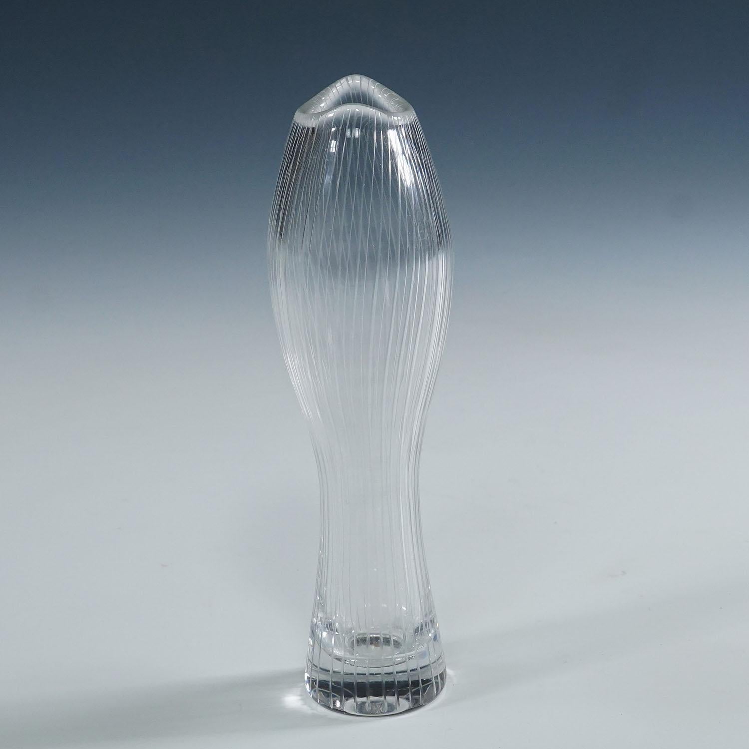 Vase en verre d'art Varsanjalka de Tapio Wirkkala pour Iittala 1956

Vase en verre d'art vintage conçu par Tapio Wirkkala pour Iittala Glassworks en 1951, produit en 1956. Le nom du modèle est 