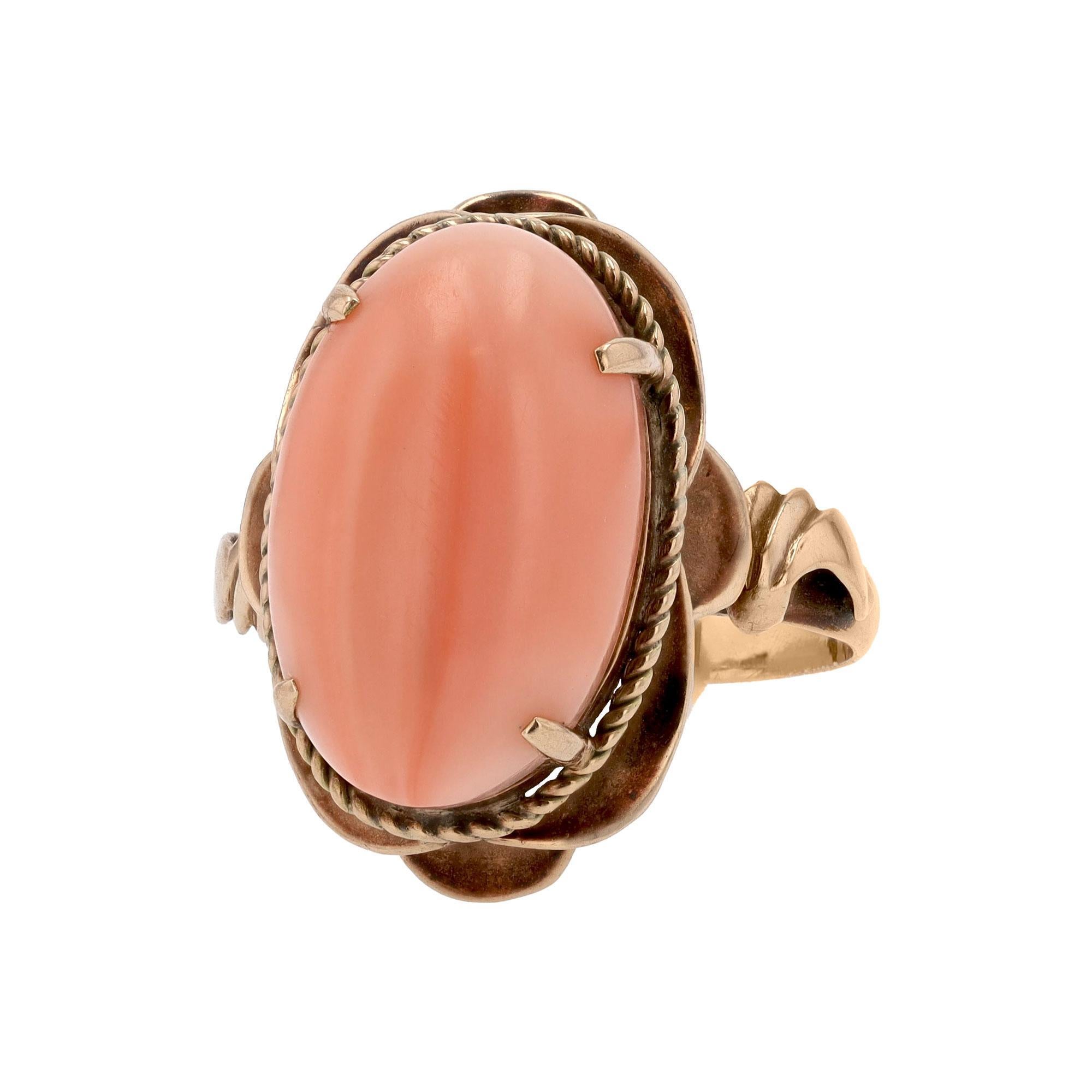 Anillo Vintage Art Nouveau de Coral Piel de Ángel y Oro Rosa de 18k Cabujón