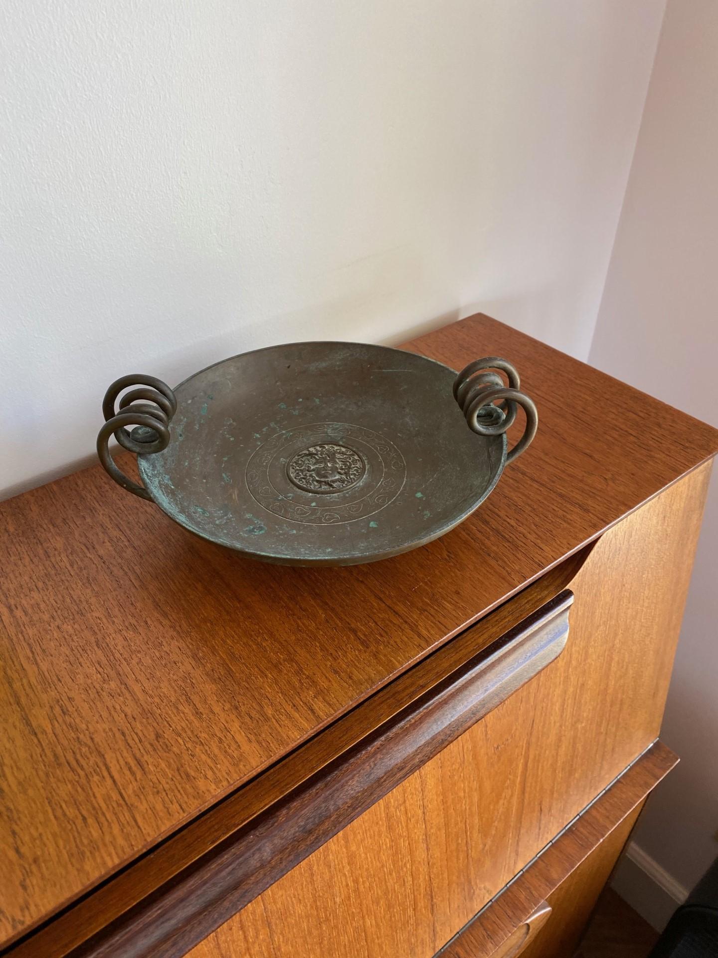 Vintage Art Nouveau Bronze Bowl with Engraved Medusa Medallion For Sale 2
