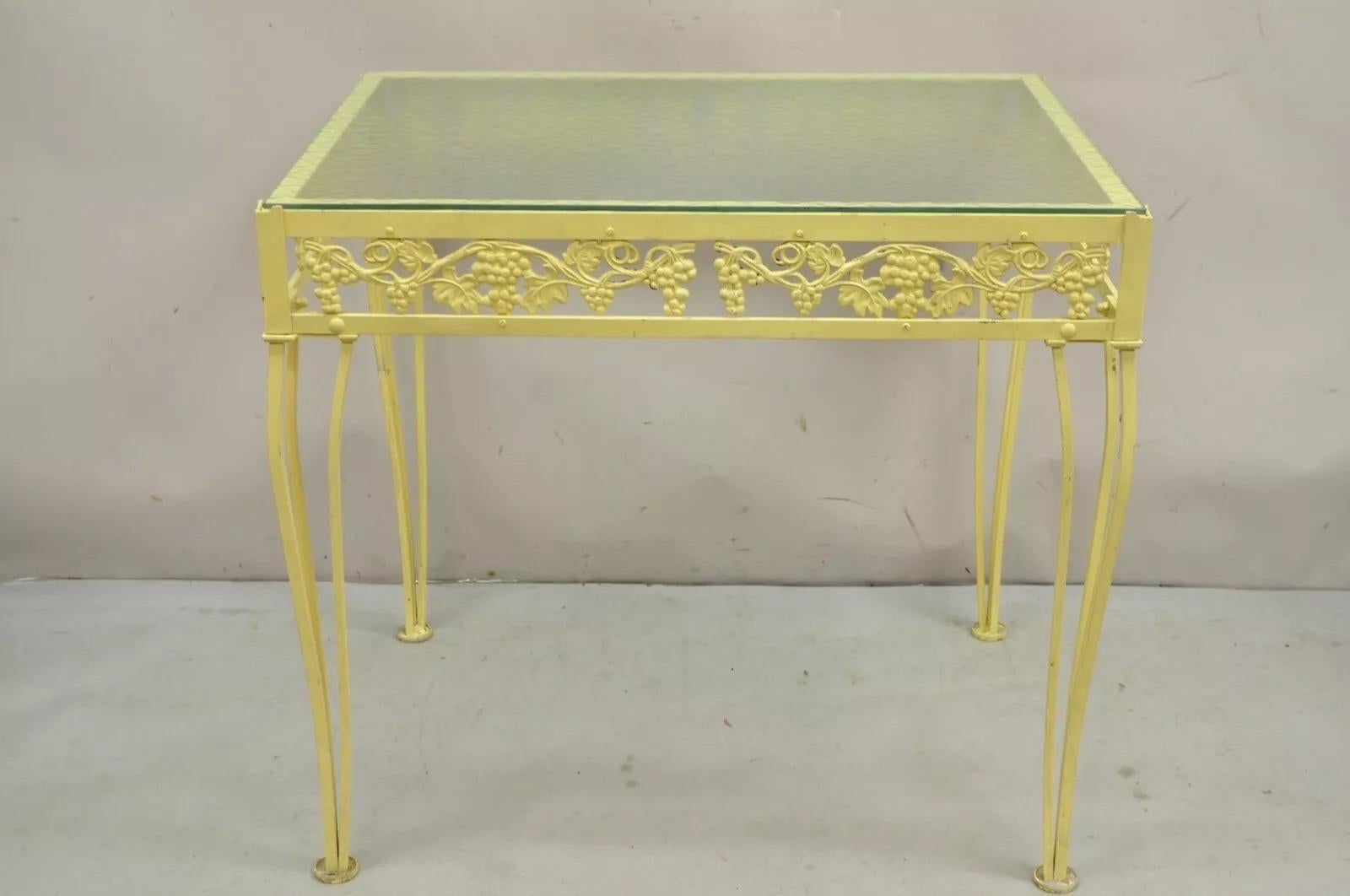 Vintage Art Nouveau Style Cast Aluminum Yellow Grapevine Garden Patio Side Table with Rippled Glass Top. Circa Mitte des 20. Jahrhunderts. Abmessungen: 30