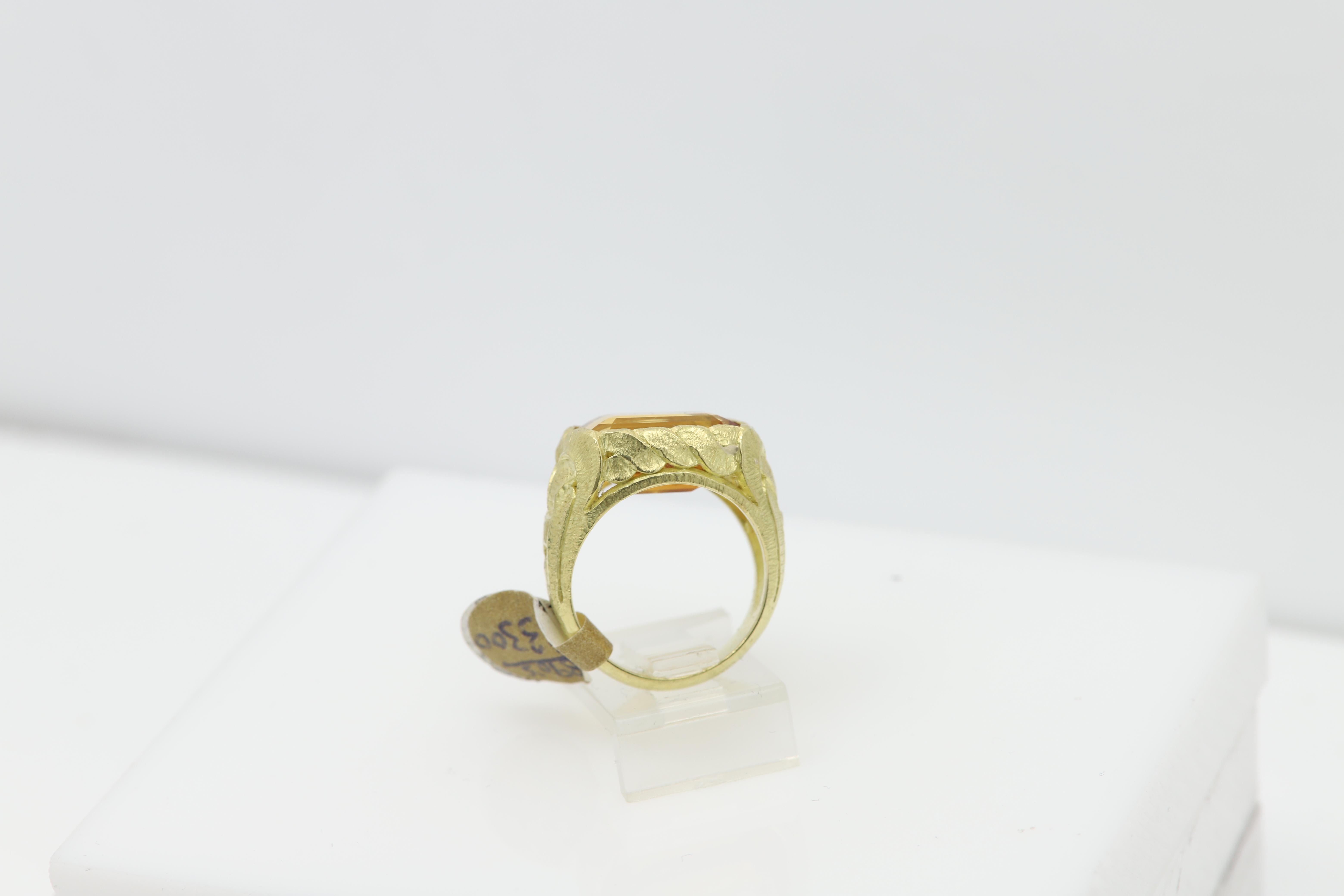Bague Vintage Art of Vintage
Une bague audacieuse et affirmée
Grande pierre naturelle rectangle Citrine 15 x 12 mm
Taille de doigt 6
Or jaune 18K 12,50 grammes.
en très bon état. 
(#bjn3300_1918091)