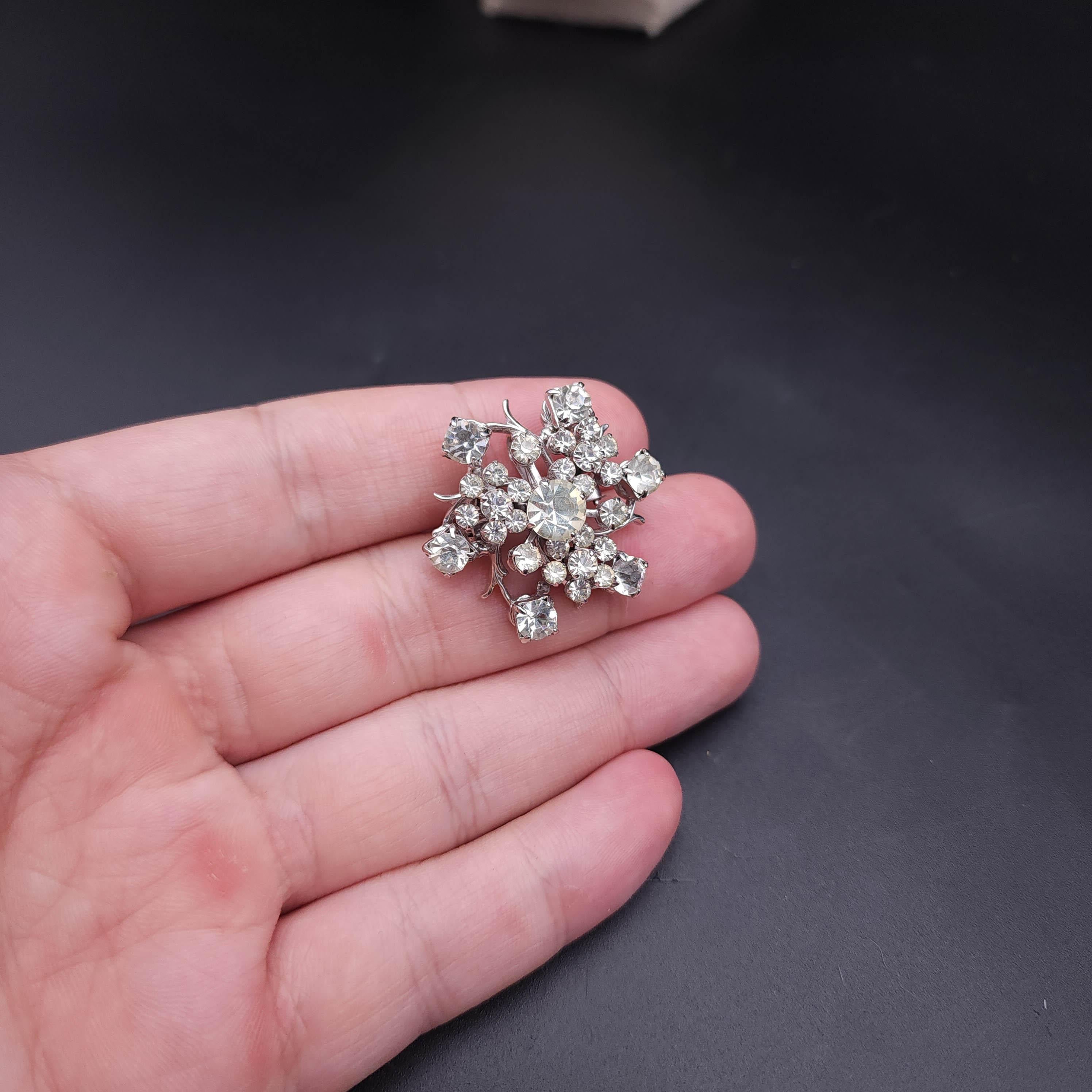 Vintage Art Nouveau Crystal Flower Pin Pendant in Silver Tone, Clear Crystals In Excellent Condition For Sale In Milford, DE