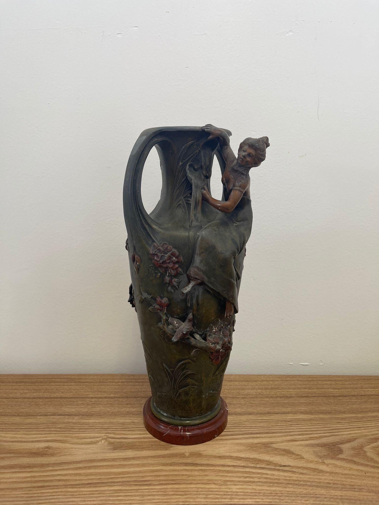Diese Vase hat eine wunderschöne Petina um die weibliche Skulptur. Es erweckt den Eindruck, dass sie an den Ranken hochklettert, die sich um die Vase winden. Möglicherweise Anfang 1900. Sockel aus Marmor oder Stein, kann nicht bestätigt werden.