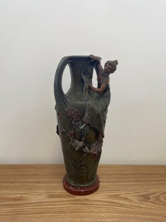 Vaso vintage in stile Art Nouveau con scultura femminile e motivo floreale.