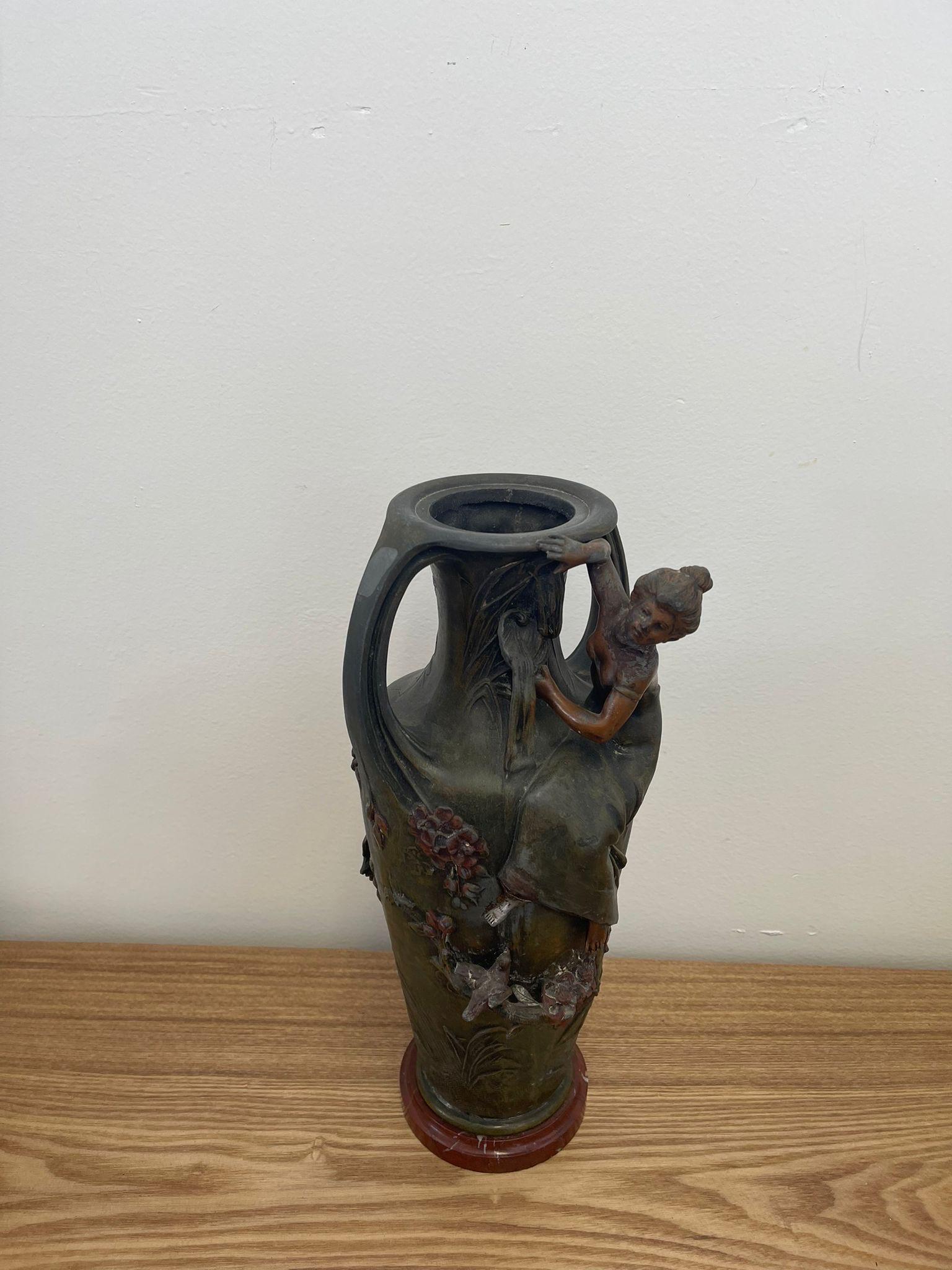Vintage-Vase aus der Jugendstil-Ära mit Feminine-Figurenskulptur und Blumenmotiv. (Moderne der Mitte des Jahrhunderts) im Angebot