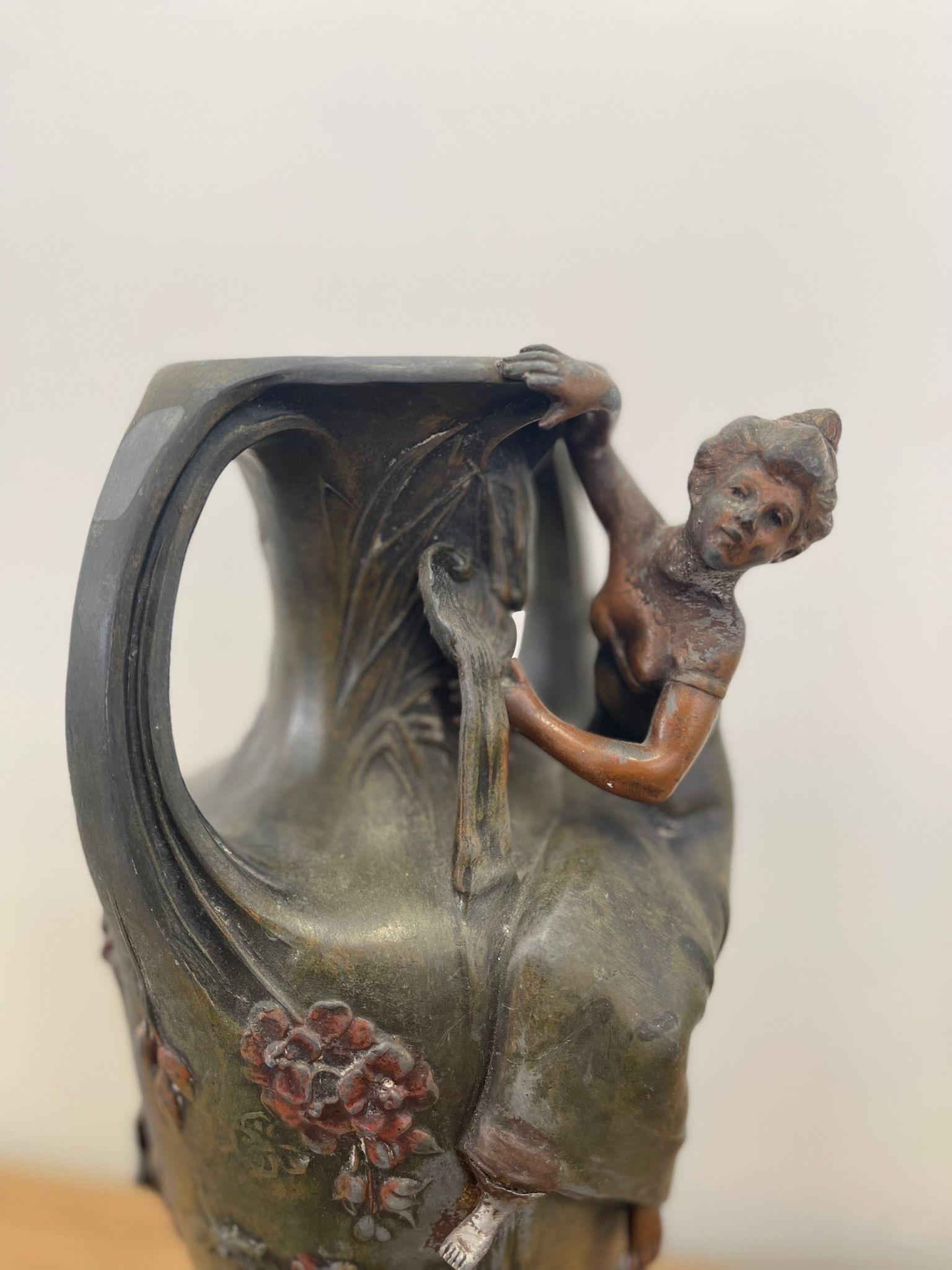 Vintage-Vase aus der Jugendstil-Ära mit Feminine-Figurenskulptur und Blumenmotiv. im Zustand „Gut“ im Angebot in Seattle, WA