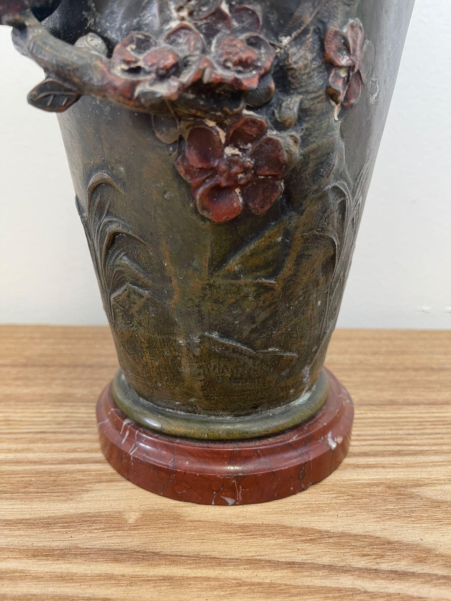 Vintage-Vase aus der Jugendstil-Ära mit Feminine-Figurenskulptur und Blumenmotiv. im Angebot 2