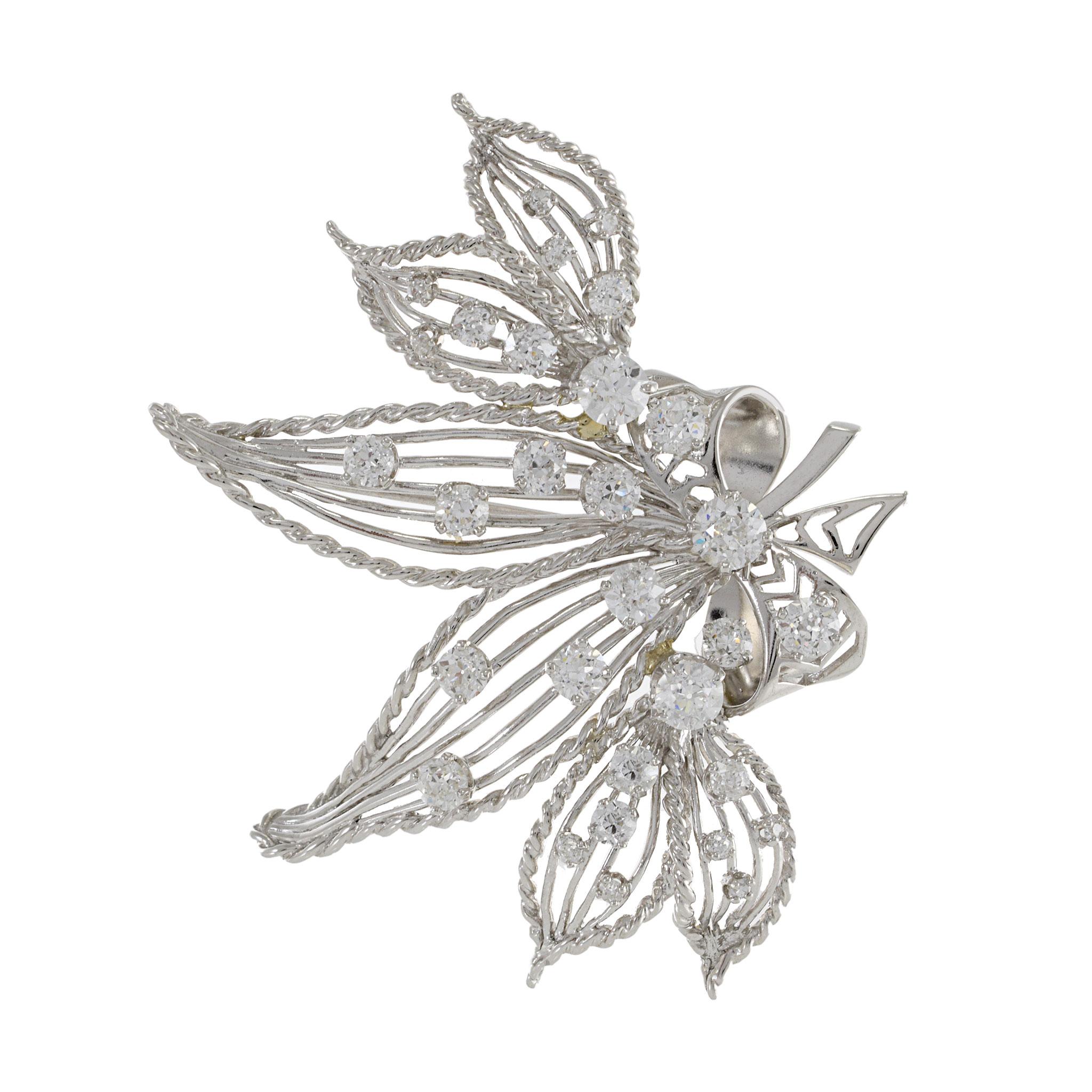 Broche Vintage Art of Vintage Floral Diamond Brooch. Pesant 24,8 grammes, cette pièce exquise comprend 5,55ct-tw GAL certifié D-E couleur, VVS1-VVS2 clarté diamants de taille ronde. Le mélange harmonieux de platine et d'or 14KT rehausse l'élégance
