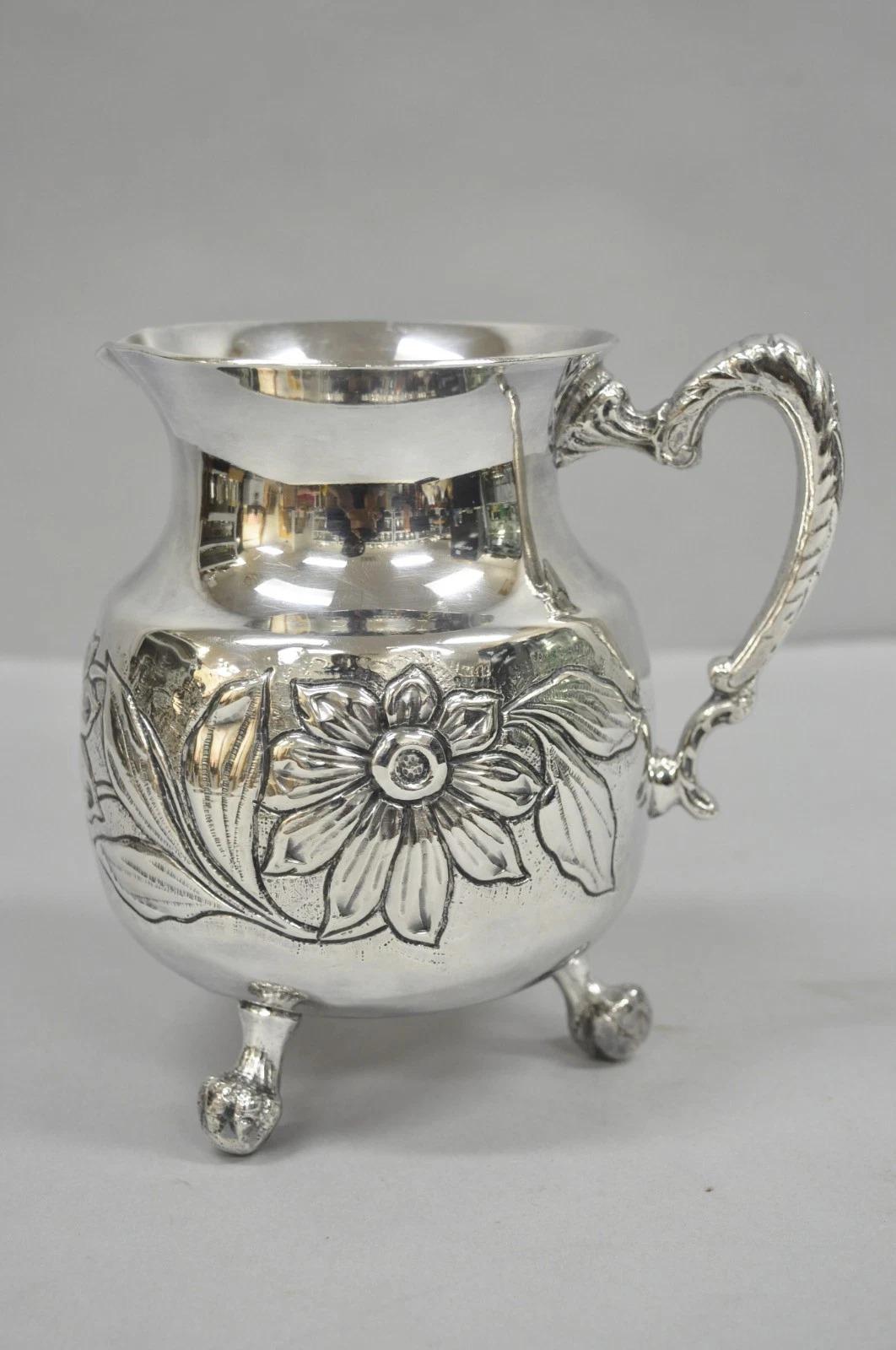 Vintage Art Nouveau Floral Repousse Silber plattiert Fuß Wasser Krug im Angebot 3