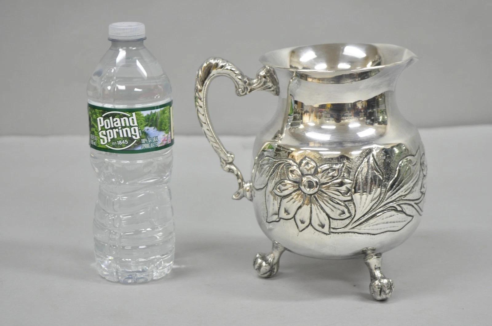 Vintage Art Nouveau Floral Repousse Silver Plated Footed Water Pitcher. Circa Mitte des 20. Jahrhunderts. Abmessungen: 7