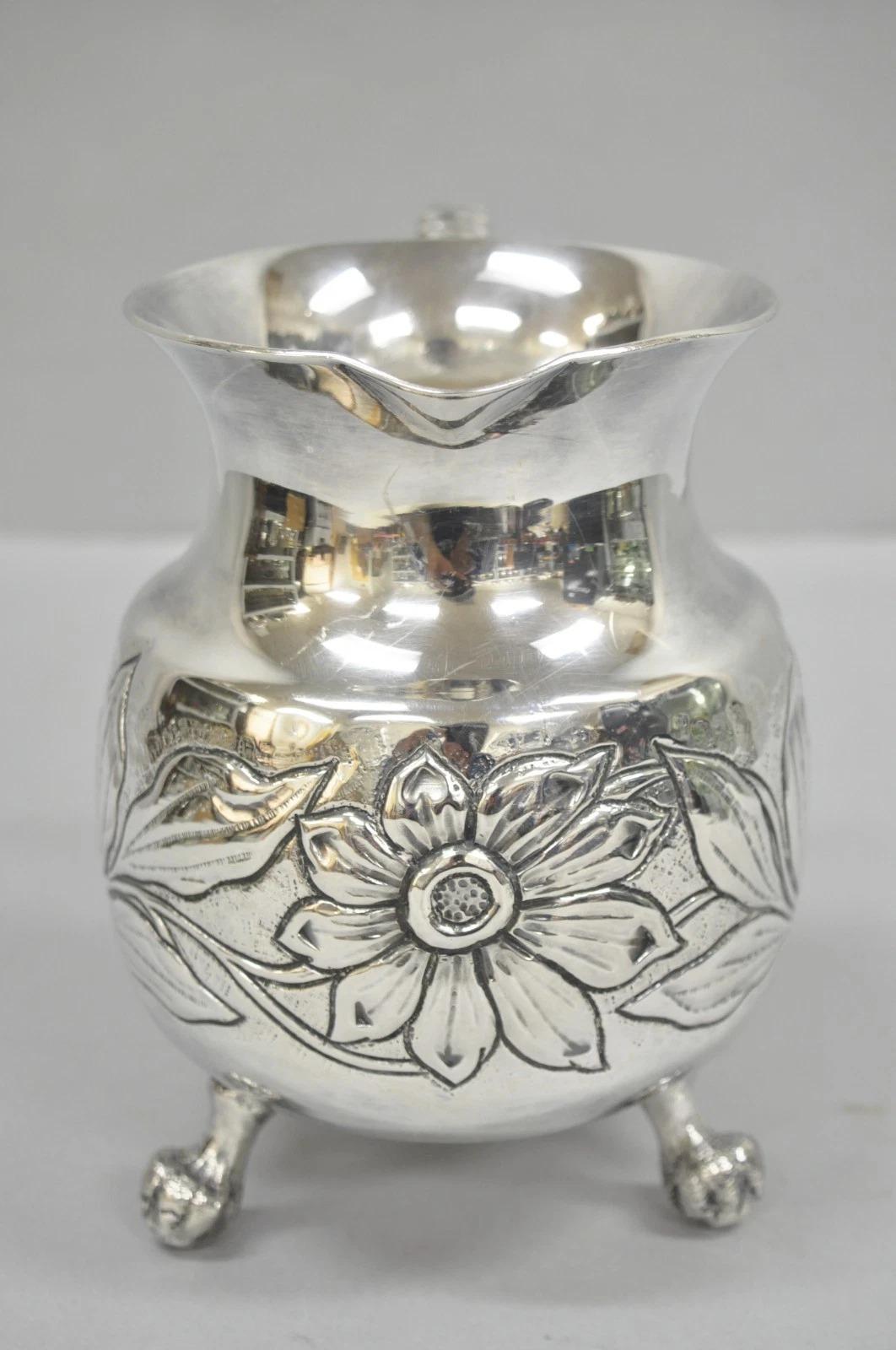 Vintage Art Nouveau Floral Repousse Silber plattiert Fuß Wasser Krug (Art nouveau) im Angebot