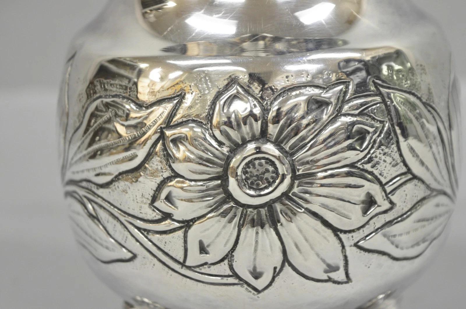 Vintage Art Nouveau Floral Repousse Silber plattiert Fuß Wasser Krug (Unbekannt) im Angebot