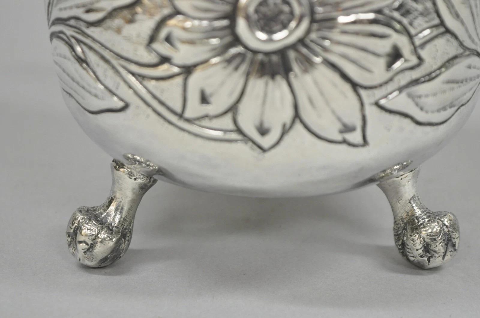 Vintage Art Nouveau Floral Repousse Silber plattiert Fuß Wasser Krug im Zustand „Gut“ im Angebot in Philadelphia, PA
