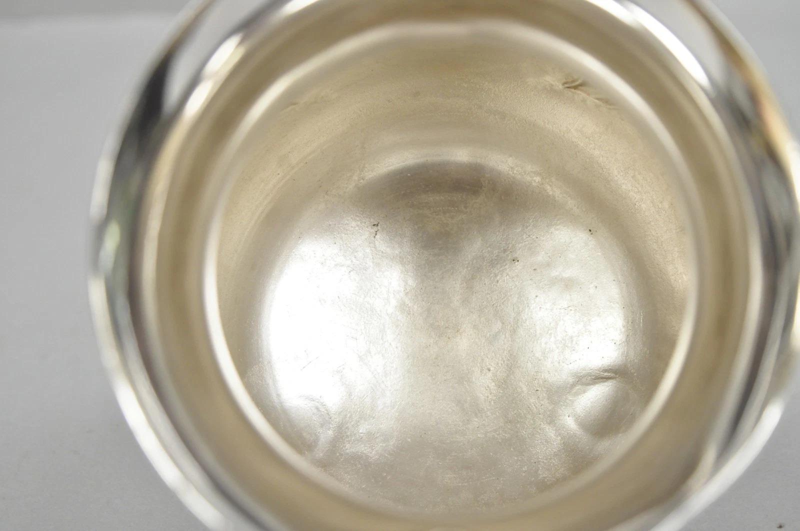Vintage Art Nouveau Floral Repousse Silber plattiert Fuß Wasser Krug (20. Jahrhundert) im Angebot