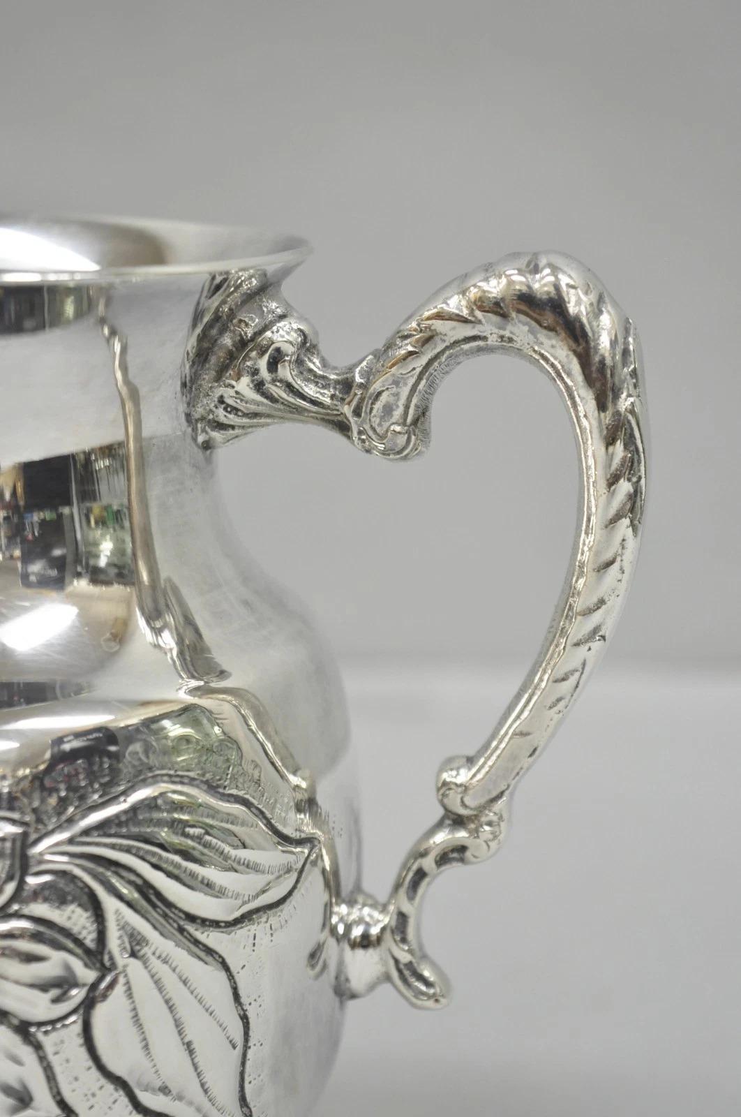 Vintage Art Nouveau Floral Repousse Silber plattiert Fuß Wasser Krug (Versilberung) im Angebot