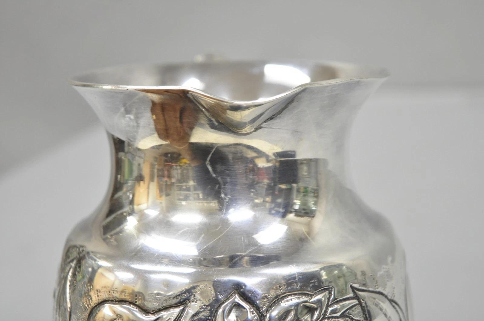 Vintage Art Nouveau Floral Repousse Silber plattiert Fuß Wasser Krug im Angebot 1