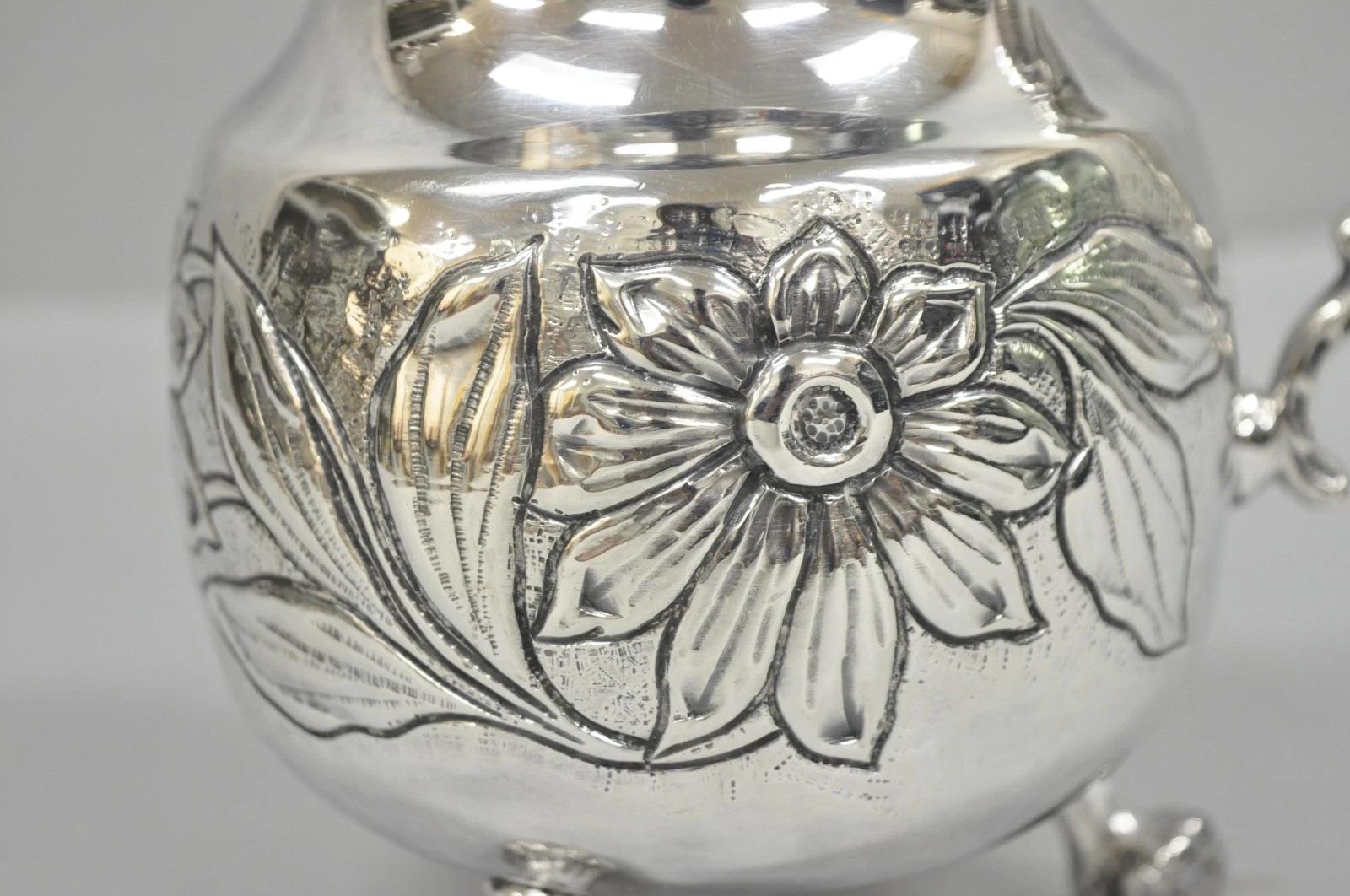 Vintage Art Nouveau Floral Repousse Silber plattiert Fuß Wasser Krug im Angebot 2