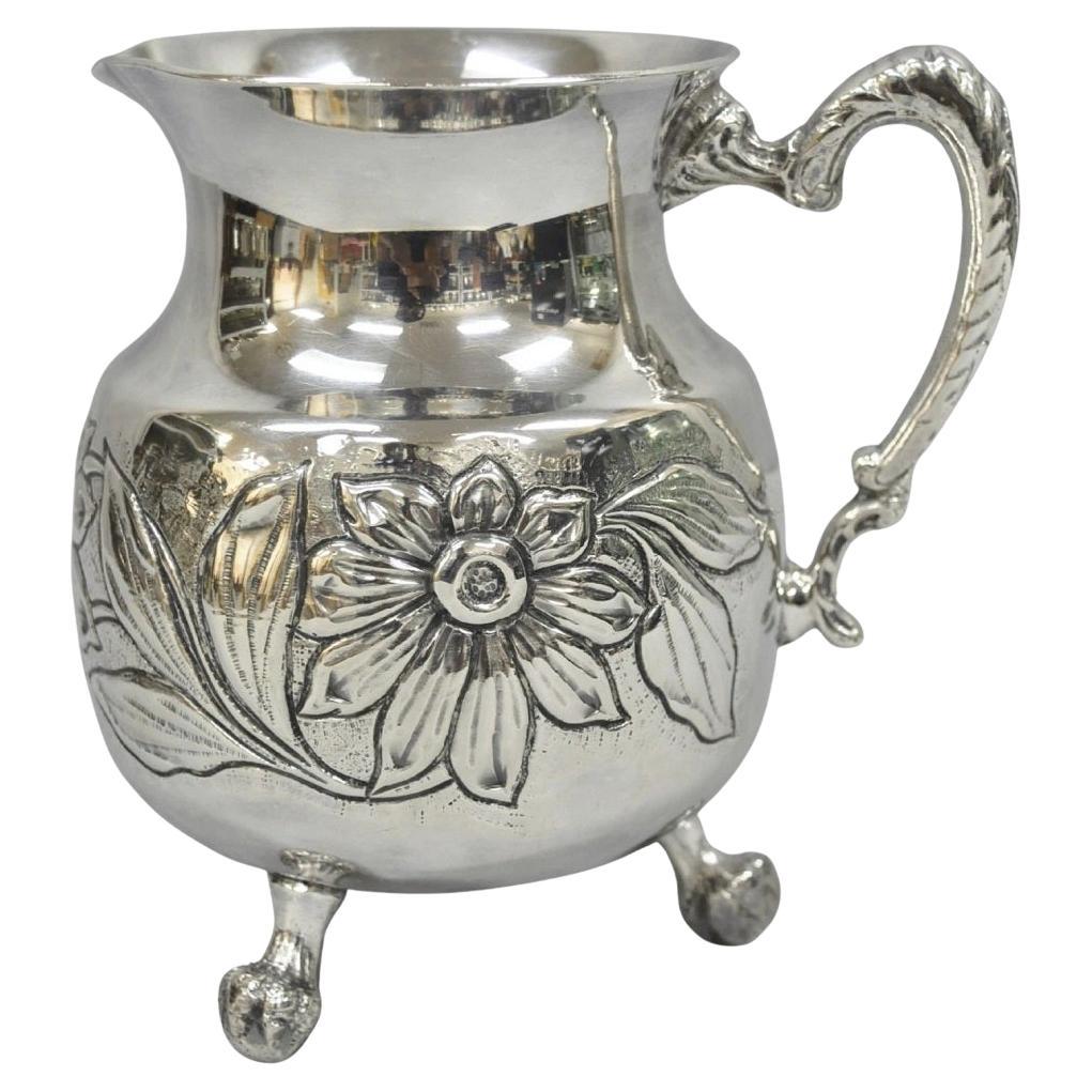 Vintage Art Nouveau Floral Repousse Silber plattiert Fuß Wasser Krug im Angebot