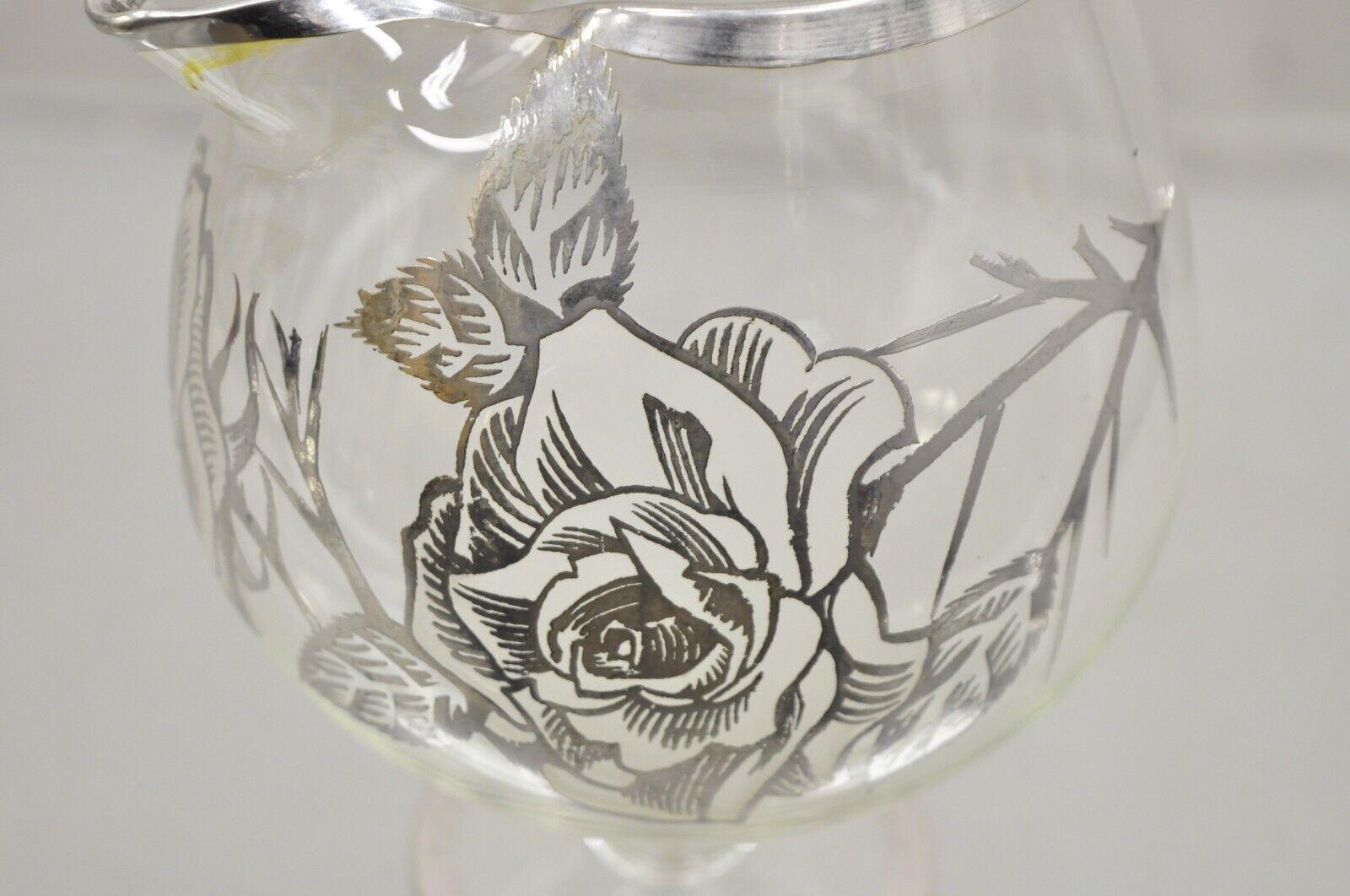 Jarra de agua con pie de cristal superpuesto de plata de ley con motivos florales Art Nouveau vintage siglo XX en venta