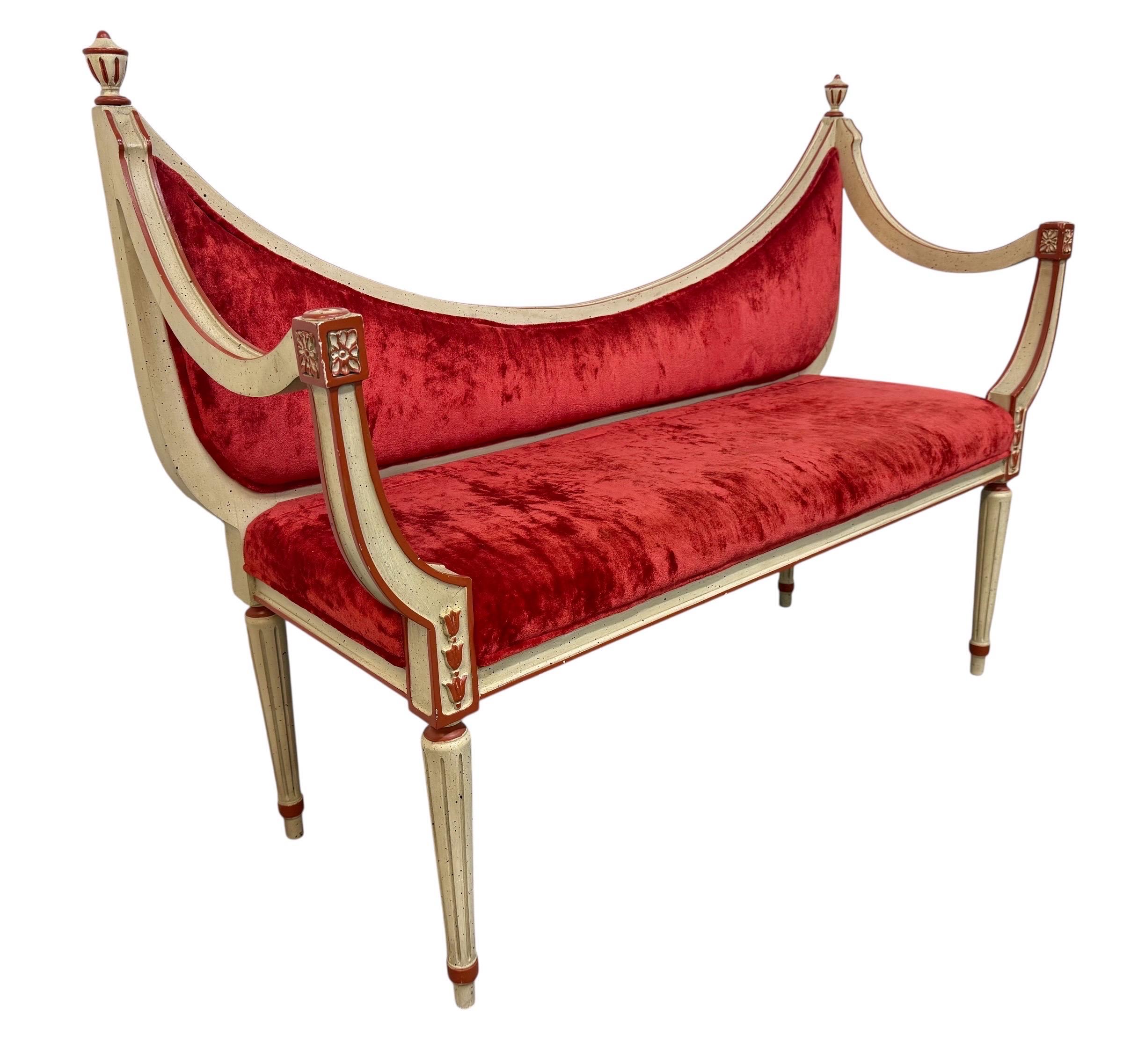 Questa inserzione si riferisce a un divano imbottito rosso in stile Art Nouveau Luigi XVI vintage. Lo schienale è a forma di conca, i braccioli sono curvi, la struttura è in legno decorato con vernice, le gambe sono in stile Wood e l'imbottitura è