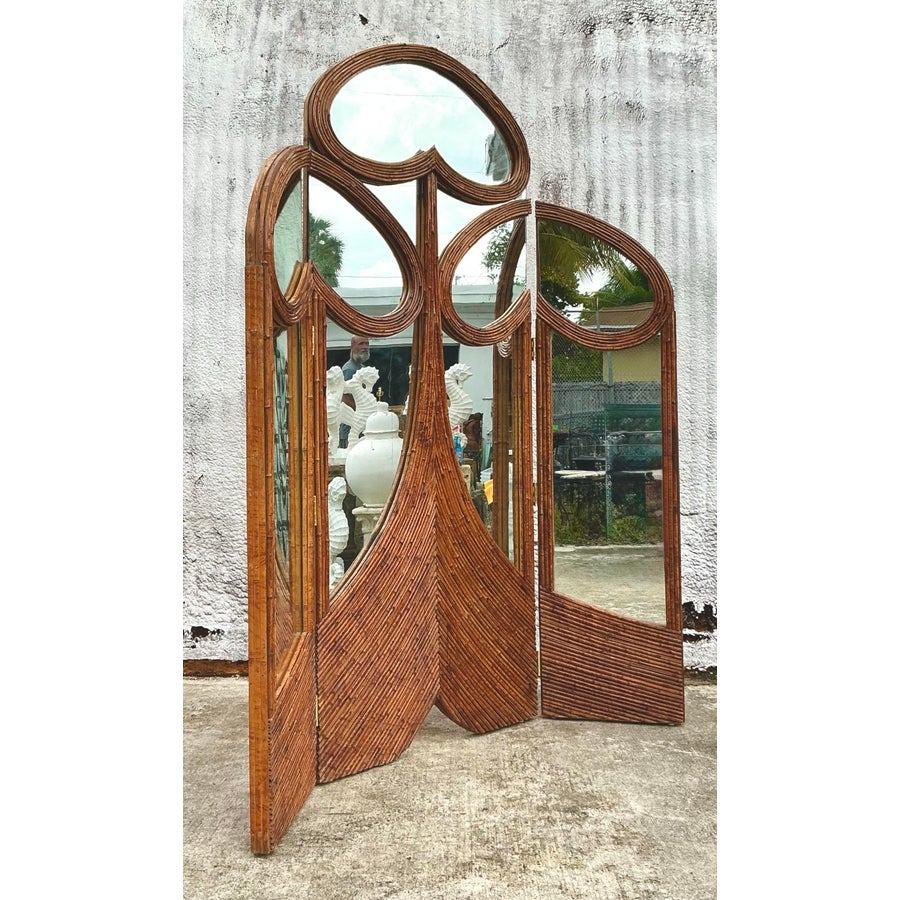Questo splendido paravento d'epoca in stile Art Nouveau Monumental Reed è un pezzo sorprendente che fonde senza sforzo un'intricata maestria artigianale con una bellezza senza tempo. Il paravento è caratterizzato da un bellissimo disegno a canne
