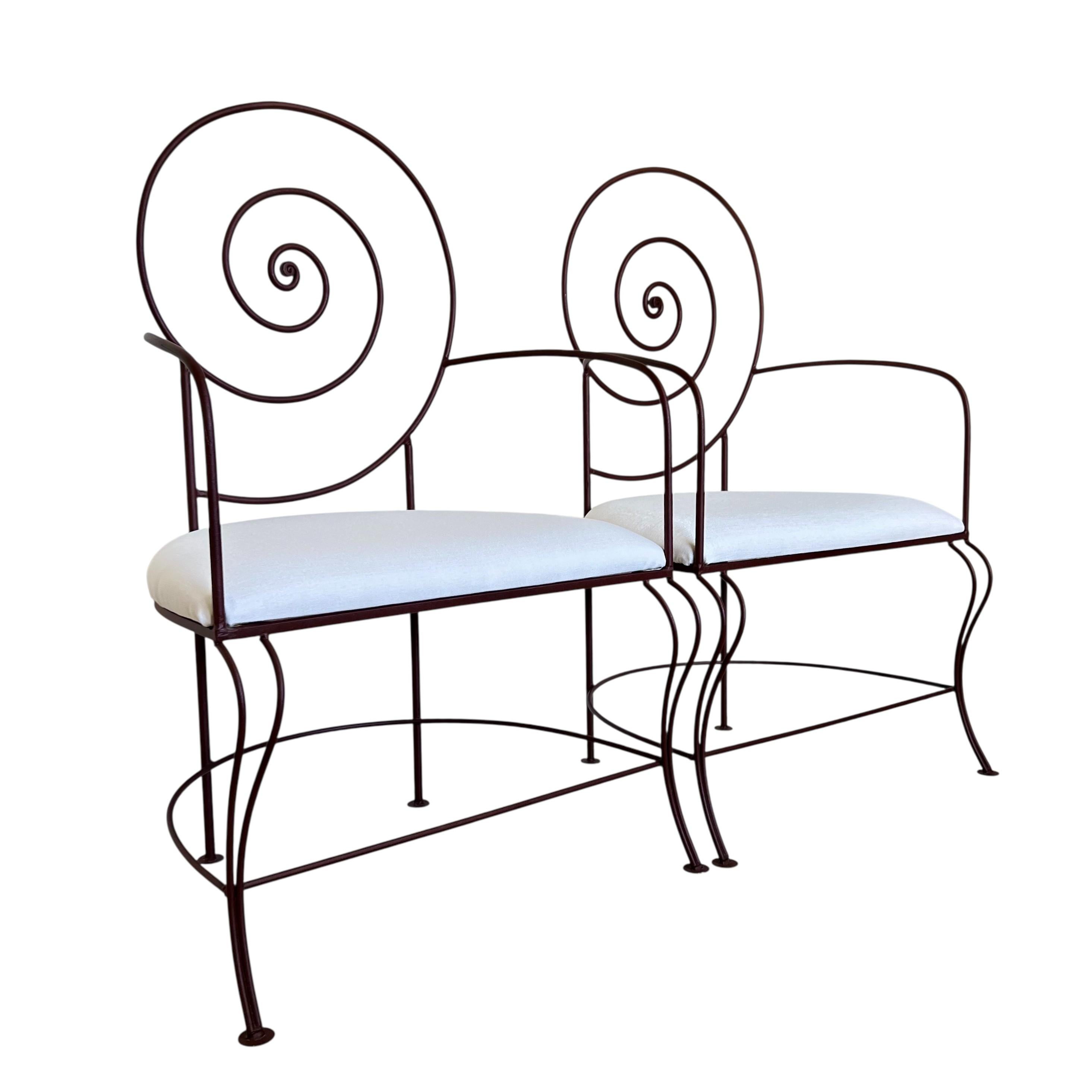 Paire de fauteuils en fer forgé à dossier en spirale de style art nouveau, à la manière du design Suspiral de Luigi Serafini. Les cadres sont recouverts d'un revêtement en poudre brun bordeaux et les larges sièges sont recouverts d'un tissu blanc de