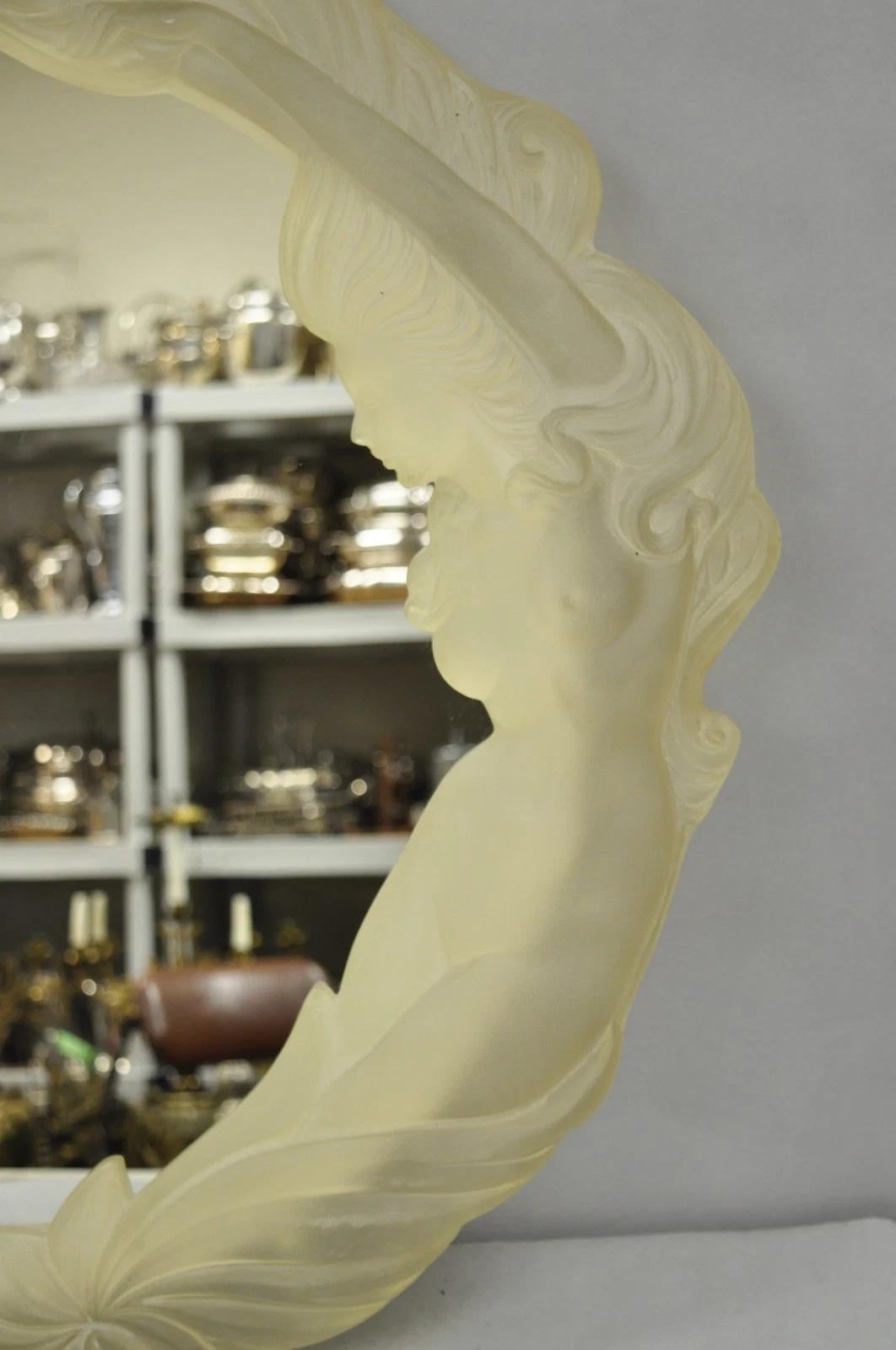 Specchio da parete rotondo vintage Art of Vintage Revival Lucite Acrylic Figural Woman. L'articolo presenta una pesante cornice scolpita in acrilico di colore giallo con una donna nuda e dei fiori. Circa alla fine del XX secolo. Misure: 28