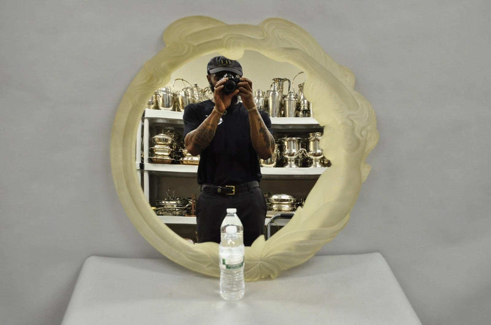 Vintage Art Nouveau Revival Lucite Acrylic Figural Woman Round Wall Mirror (specchio da parete) in vendita 3
