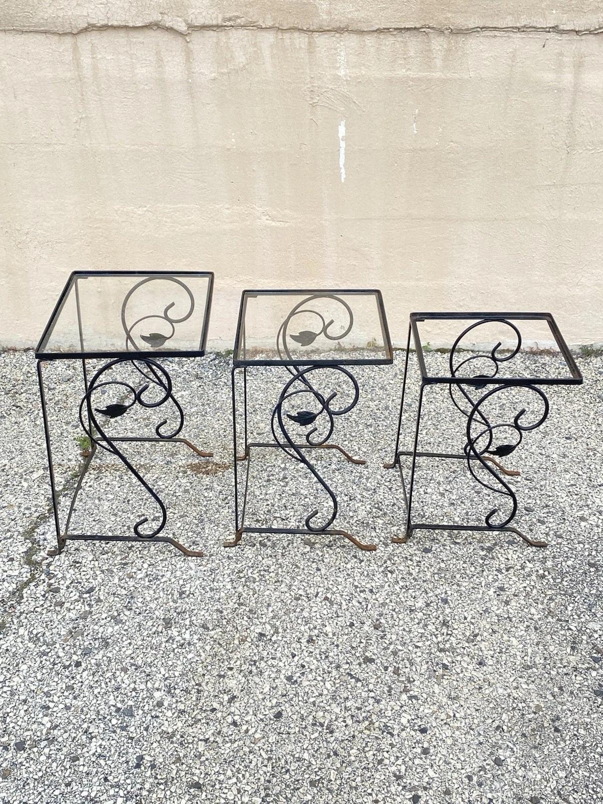 Vintage Art Nouveau Salterini Wrought Iron Garden Nesting Side Tables - 3 Pc Set In Good Condition For Sale In Philadelphia, PA